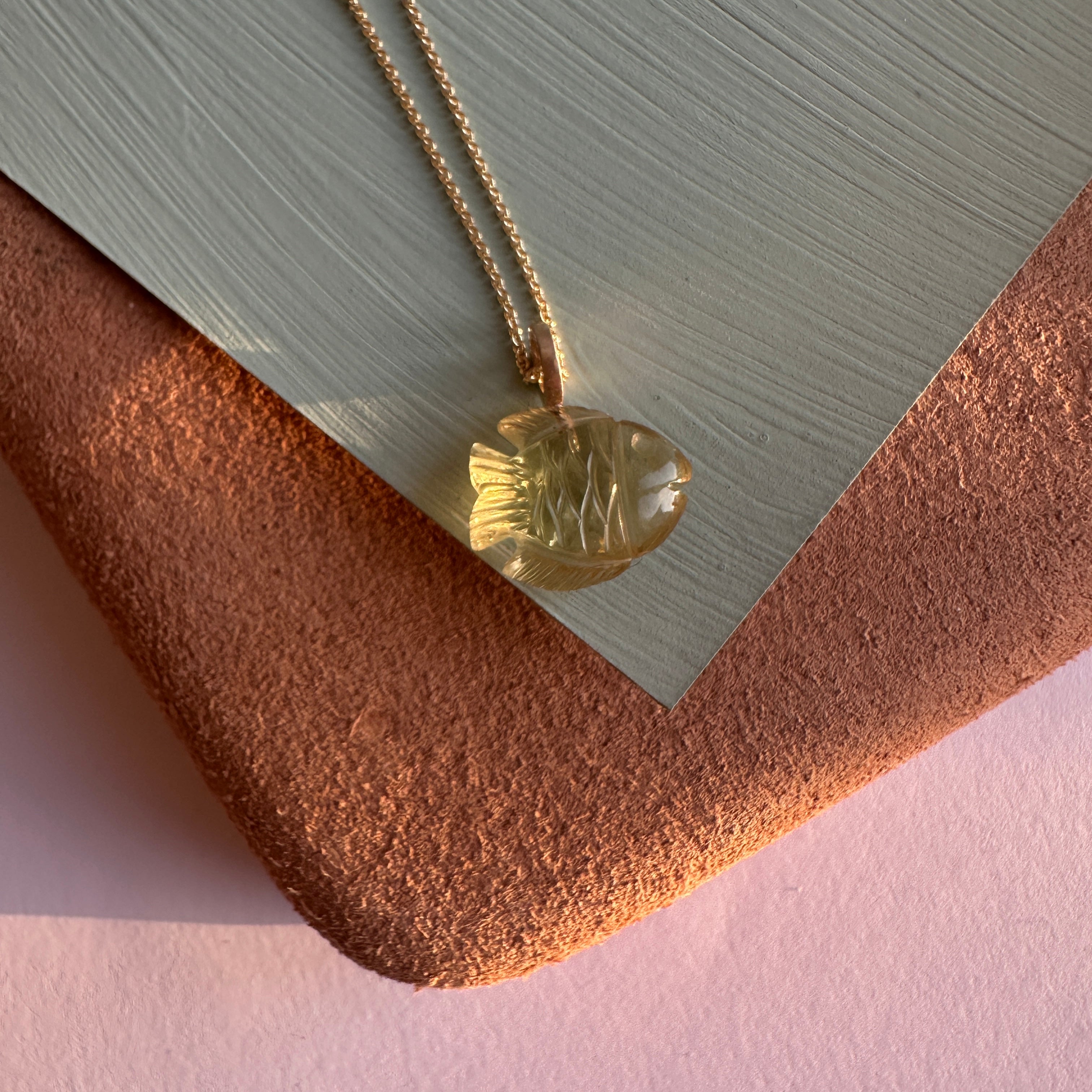 14 kt. No.32 fisk gul lemon quarts. Mellem