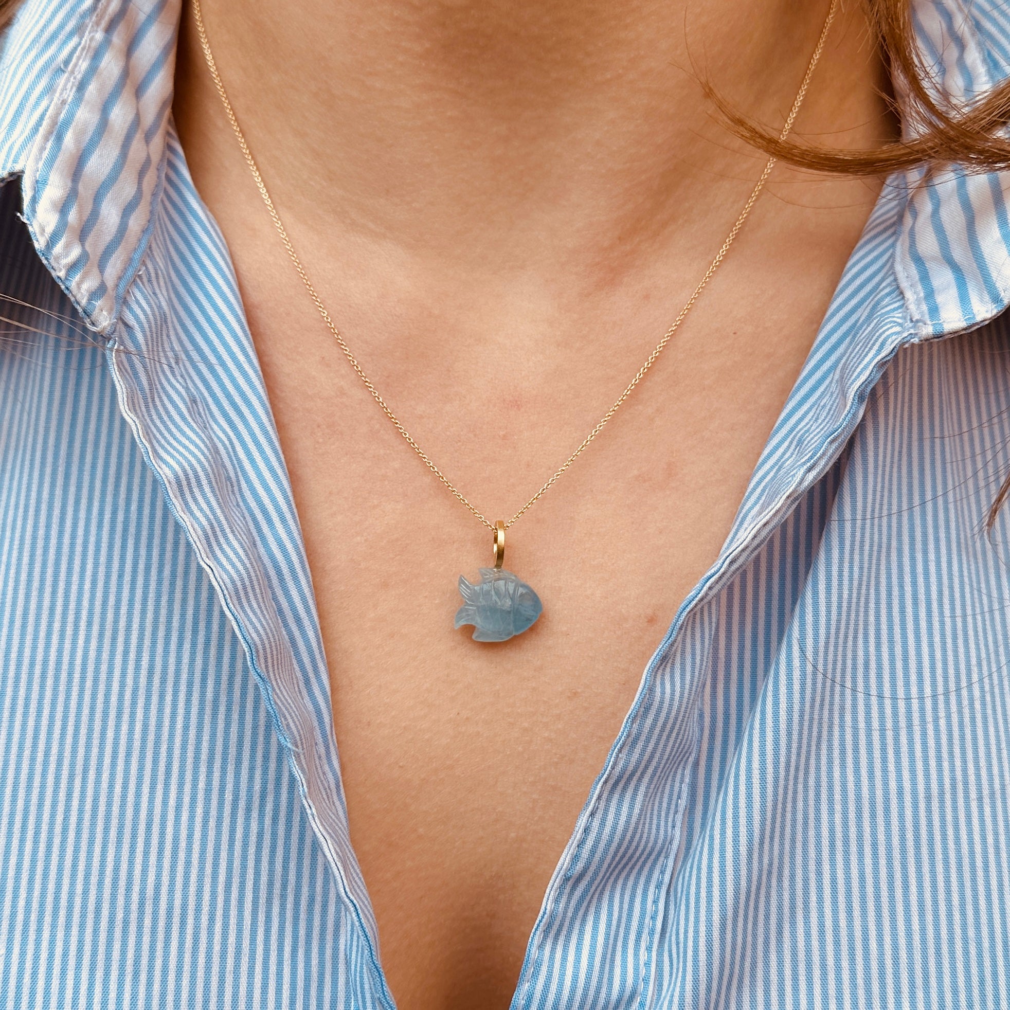 18 kt. No.4 fisk blå akvamarin. Mellem