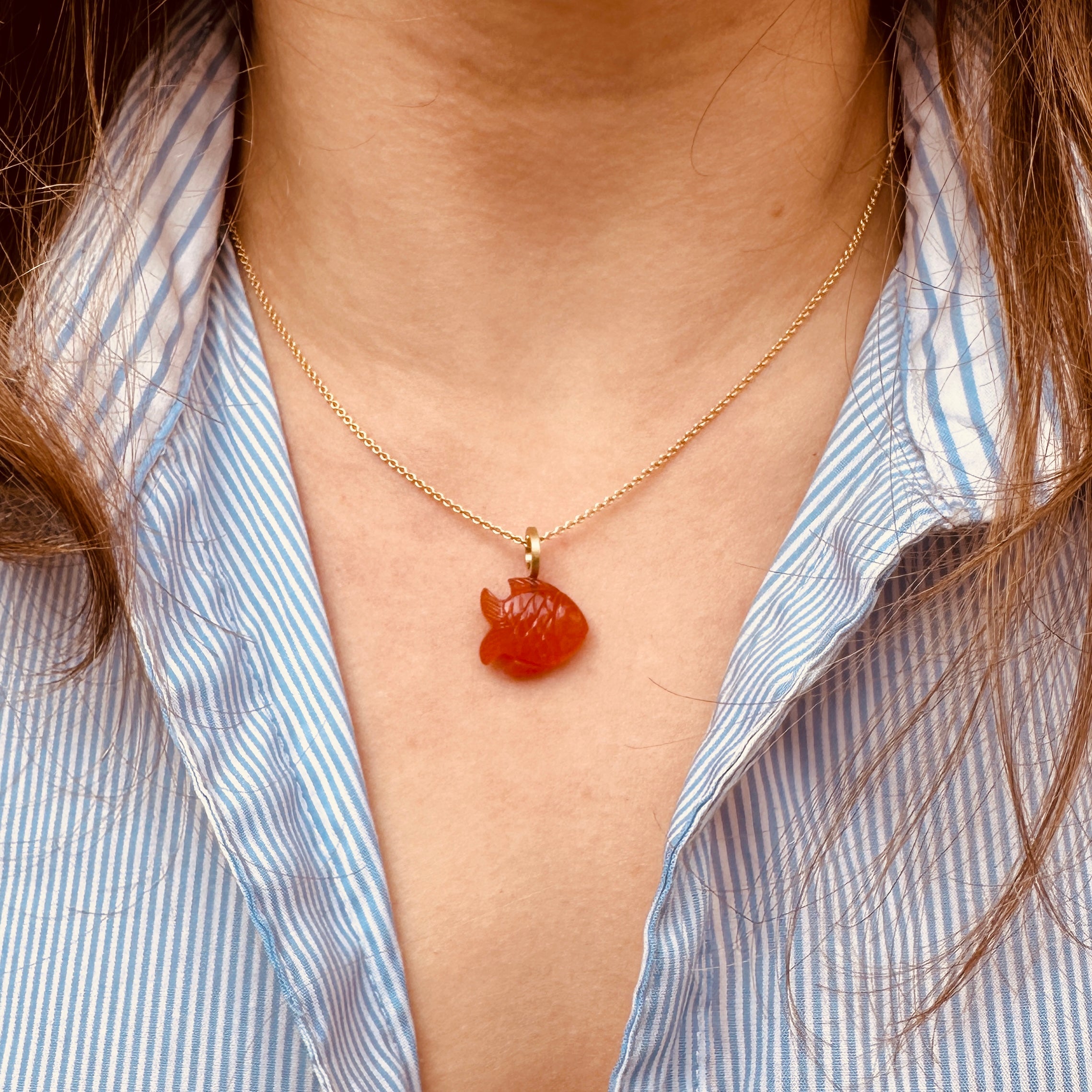 18 kt. No.23 fisk. orange karneol. Stor