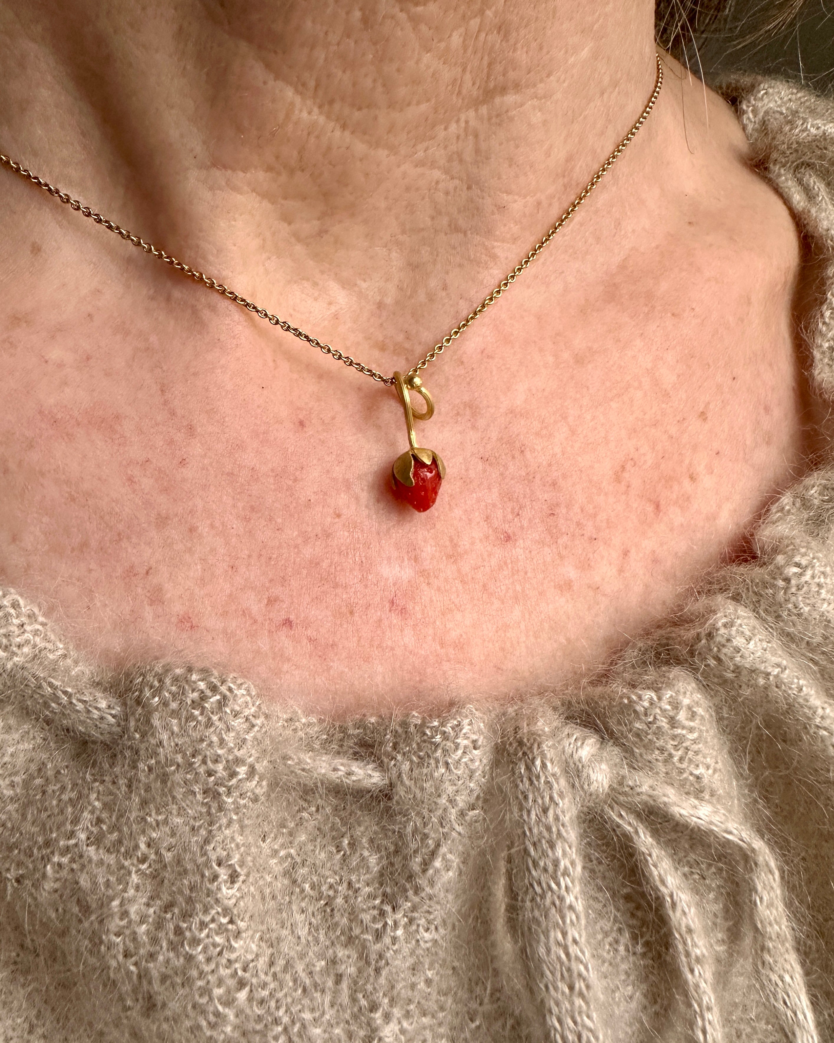 18 kt. No.7 Koral Jordbær vedhæng