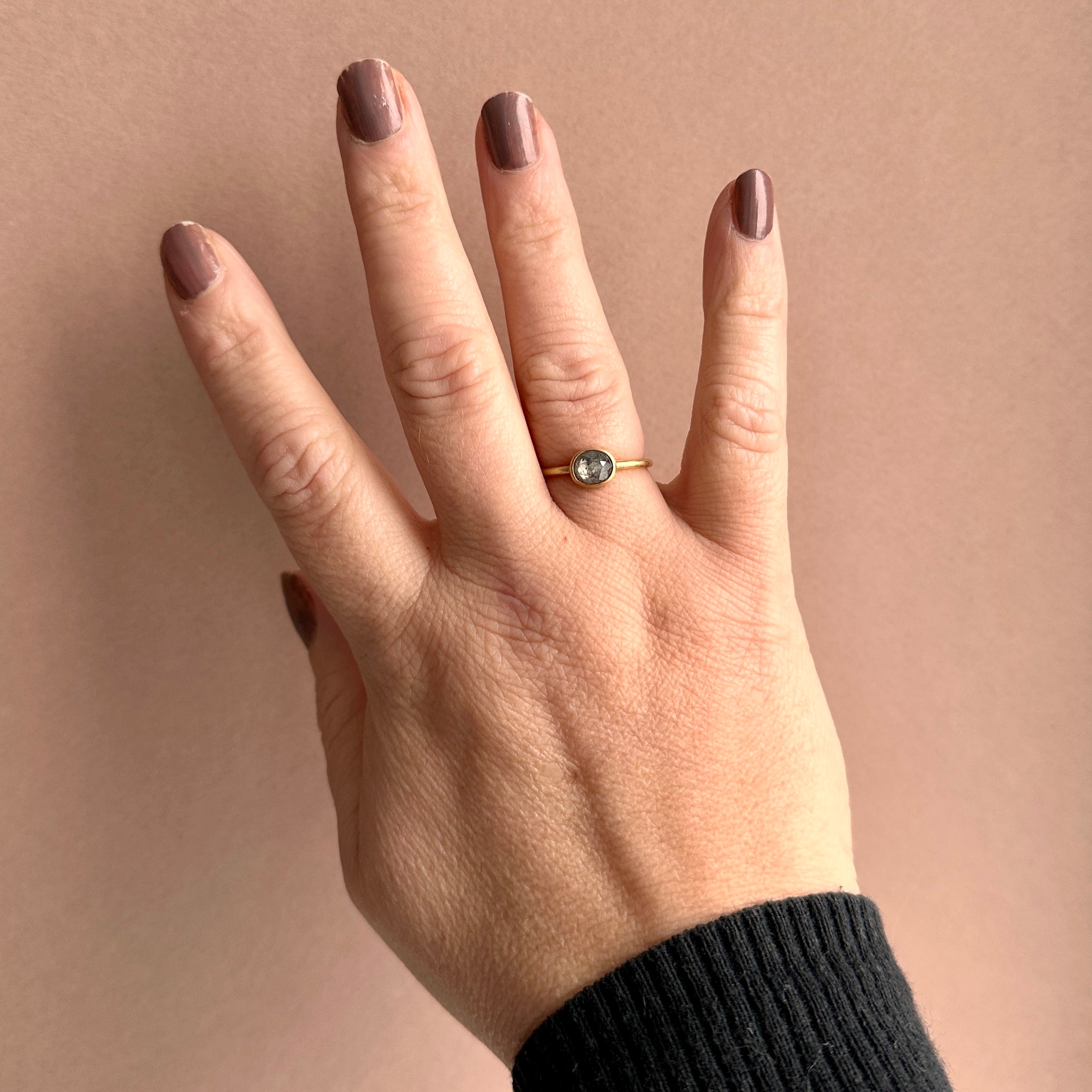 18 Kt guldring. Salt & peber diamant.
