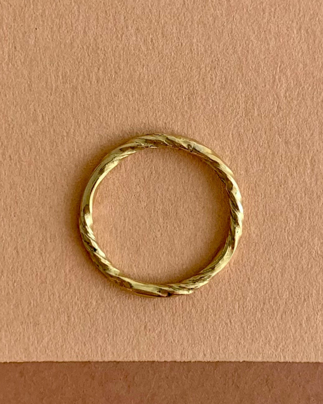 18 kt. guldring snoet.