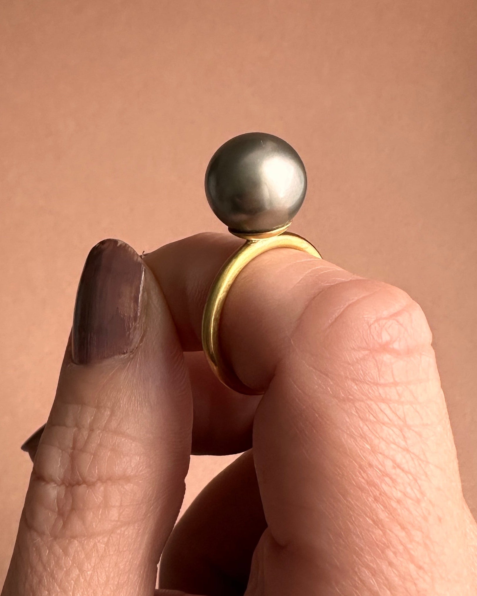 18 kt guldring med Tahiti perle