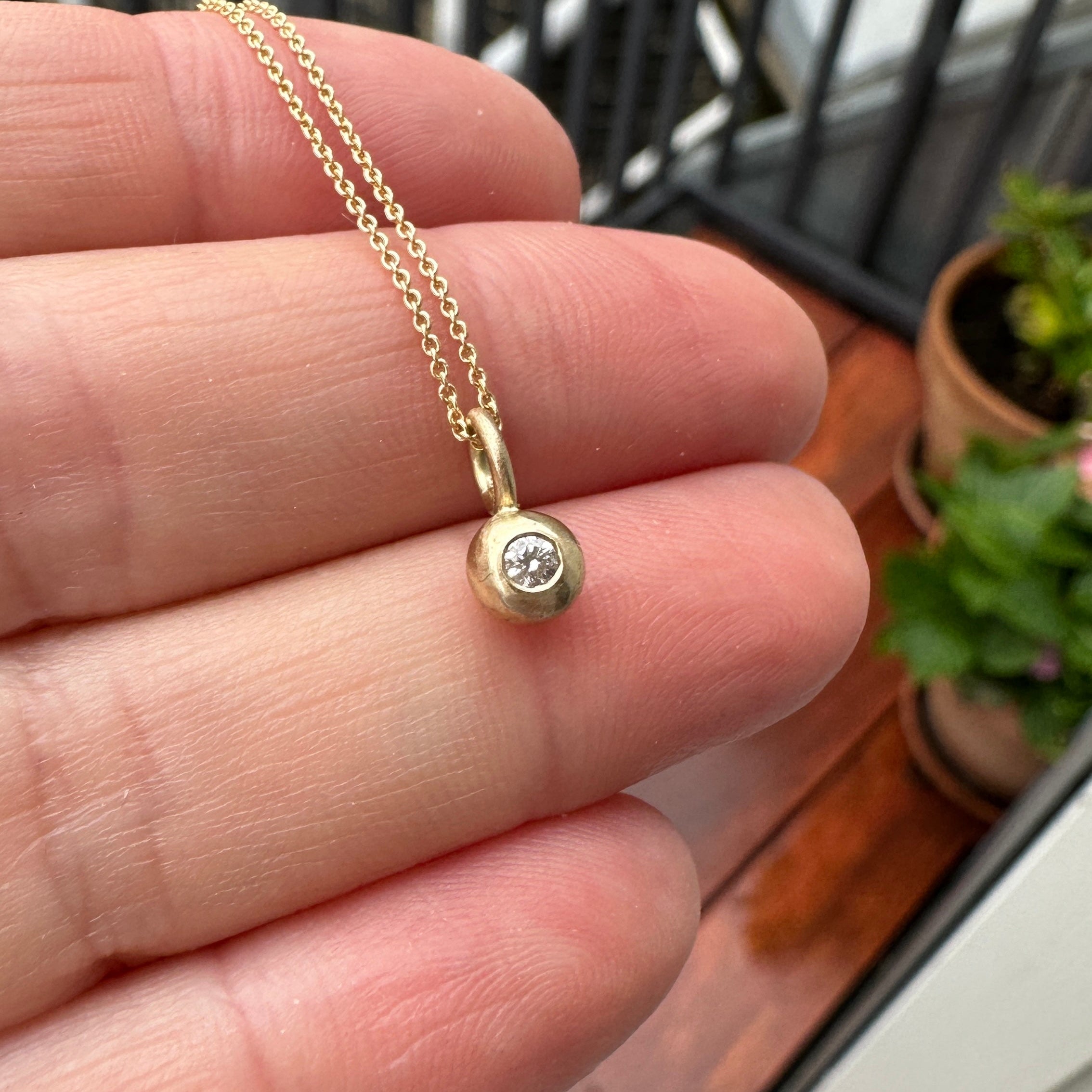 Guld dråbe i 14 karat med diamant.