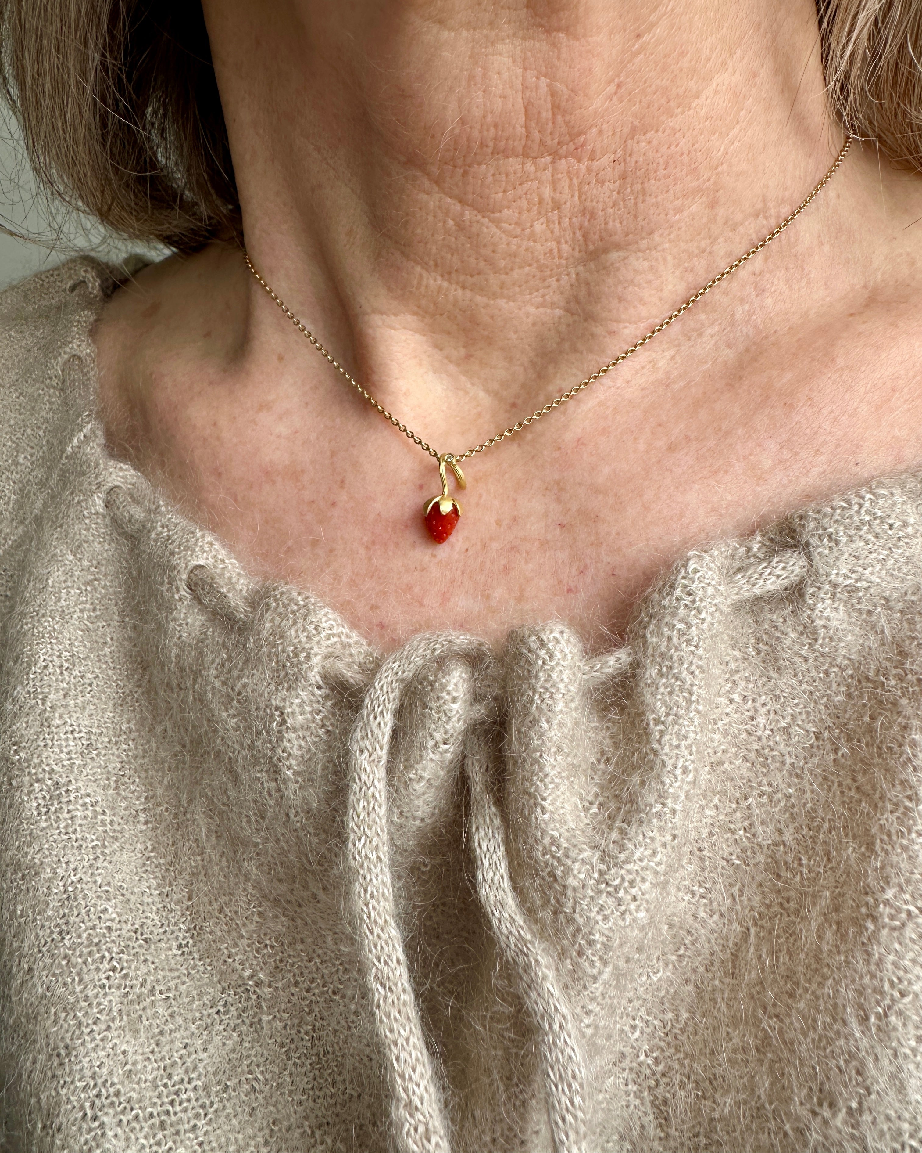 18 kt. No.4 Koral Jordbær & hvid diamant 0,01 ct.