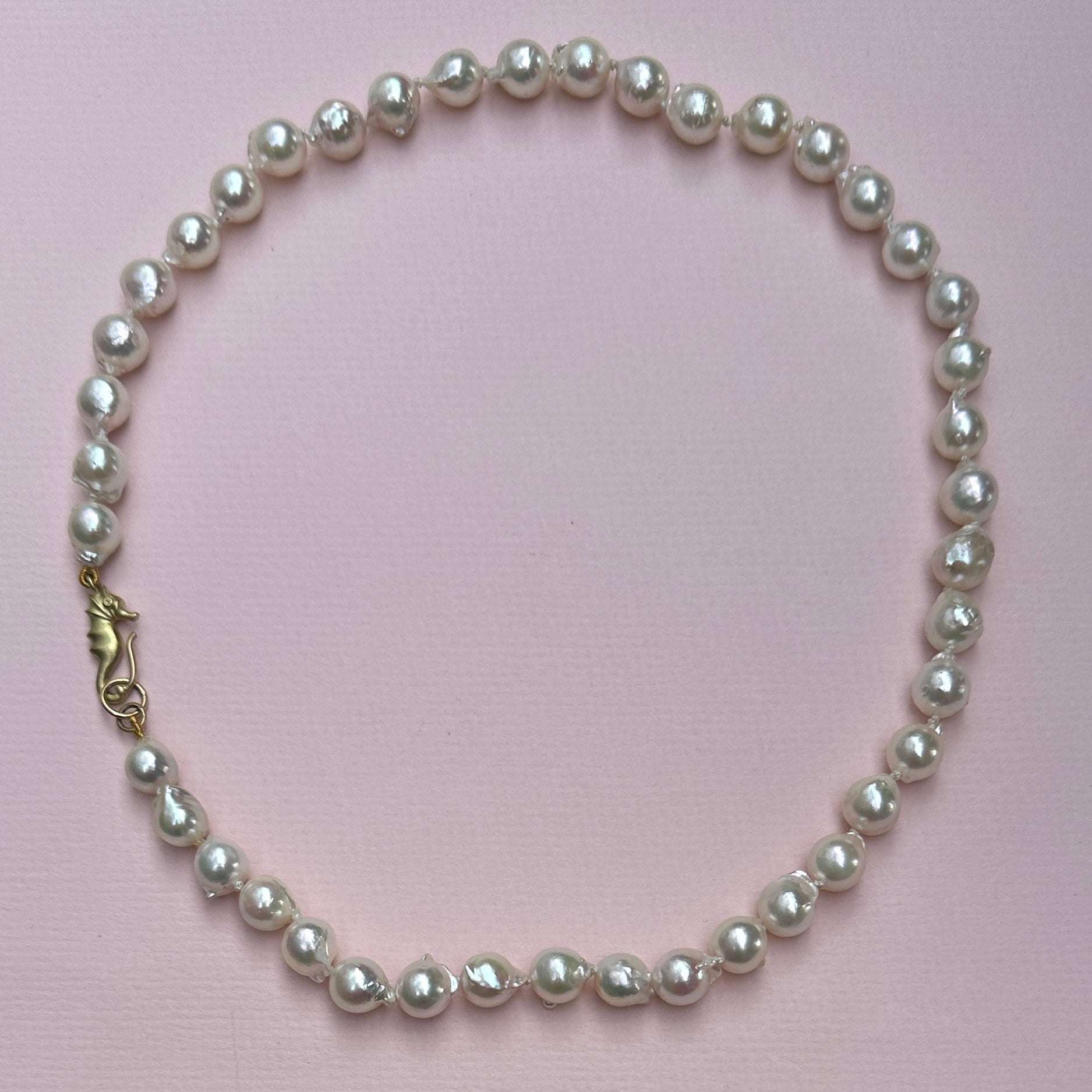 18 kt søhest-lås & hvide barokke kulturperler