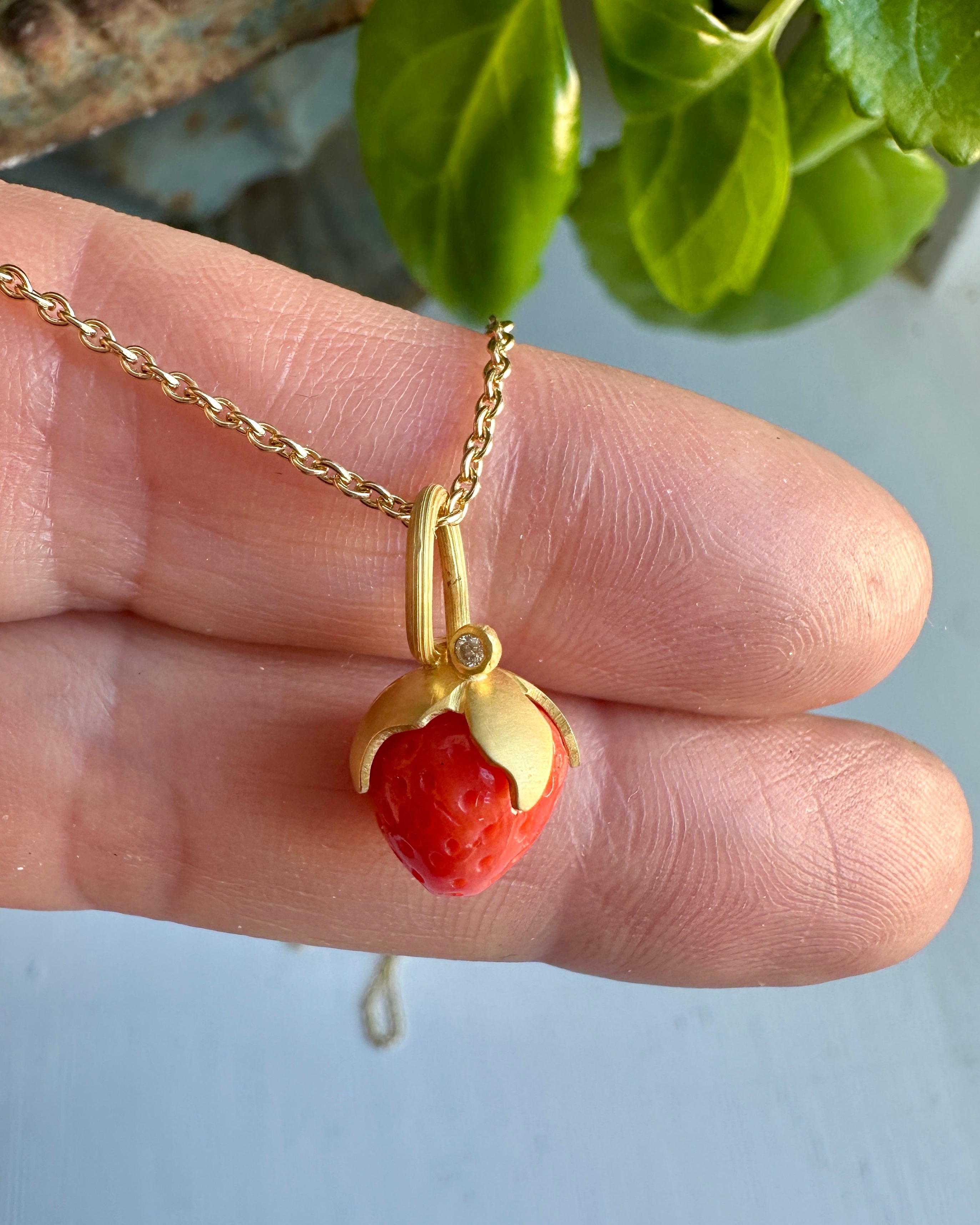 18 kt. No.2 Stor Koral Jordbær & hvid diamant 0,01 ct.