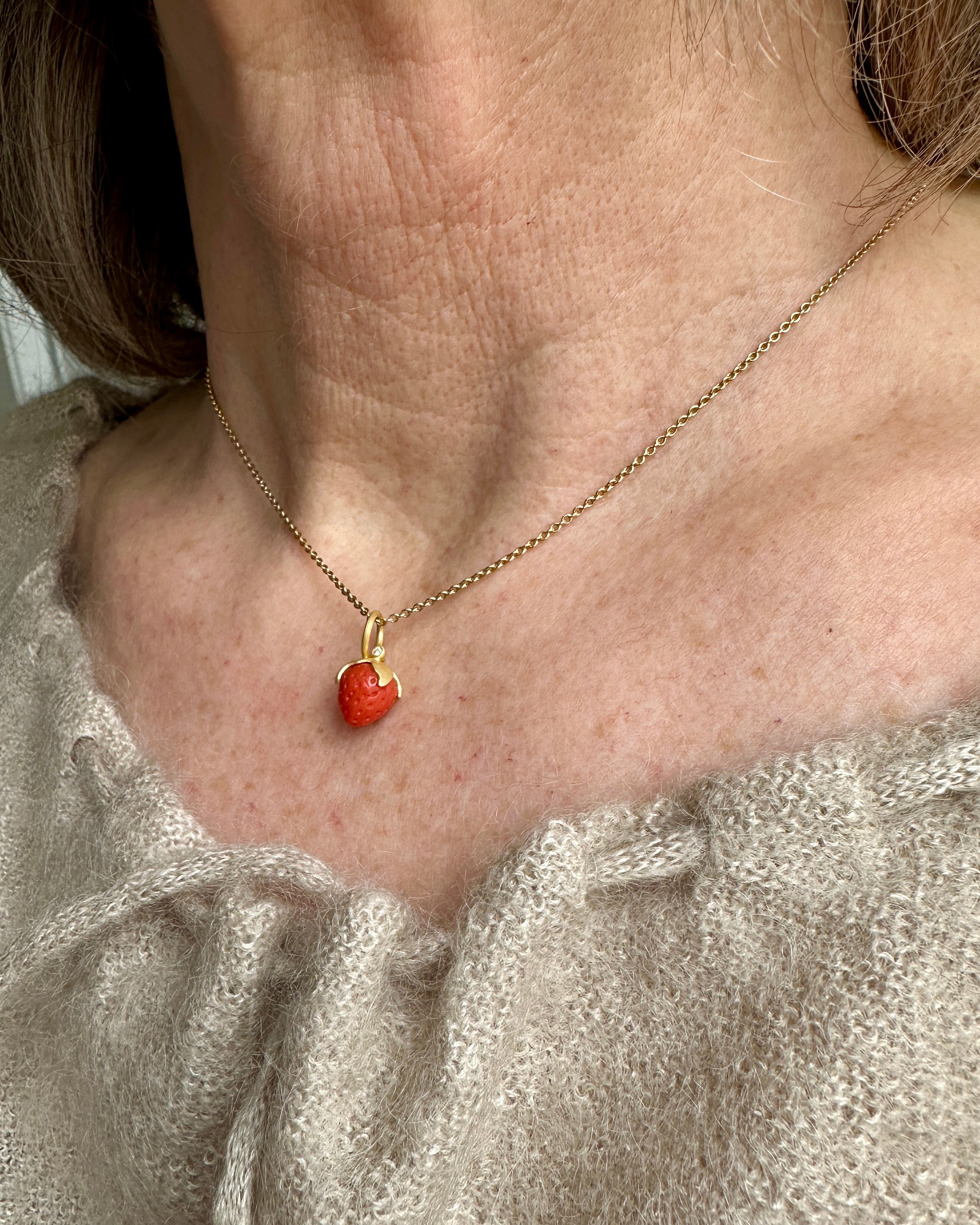 18 kt. No.2 Stor Koral Jordbær & hvid diamant 0,01 ct.