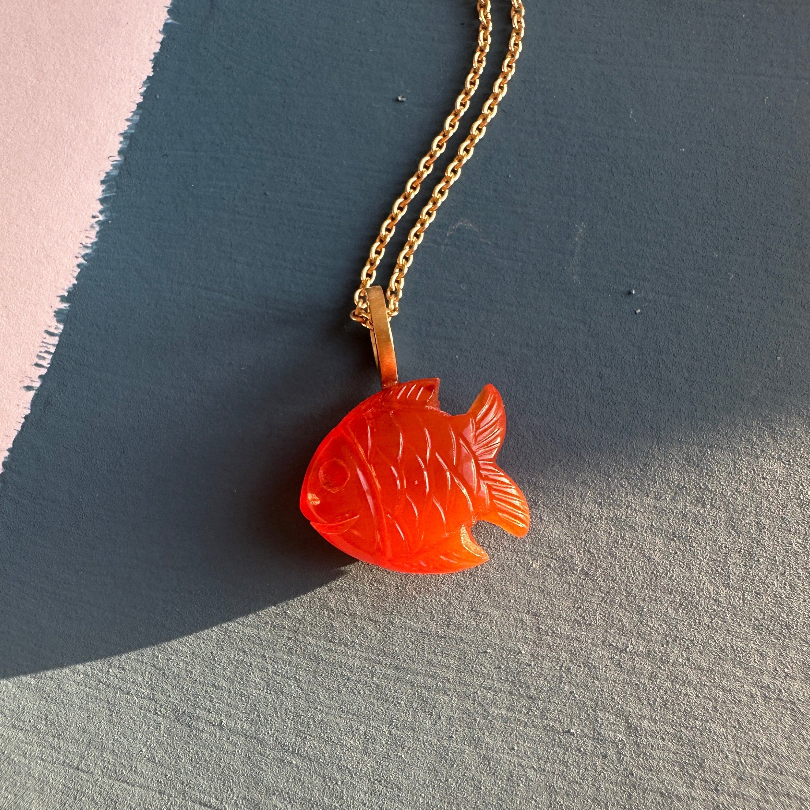 18 kt. No.23 fisk. orange karneol. Stor