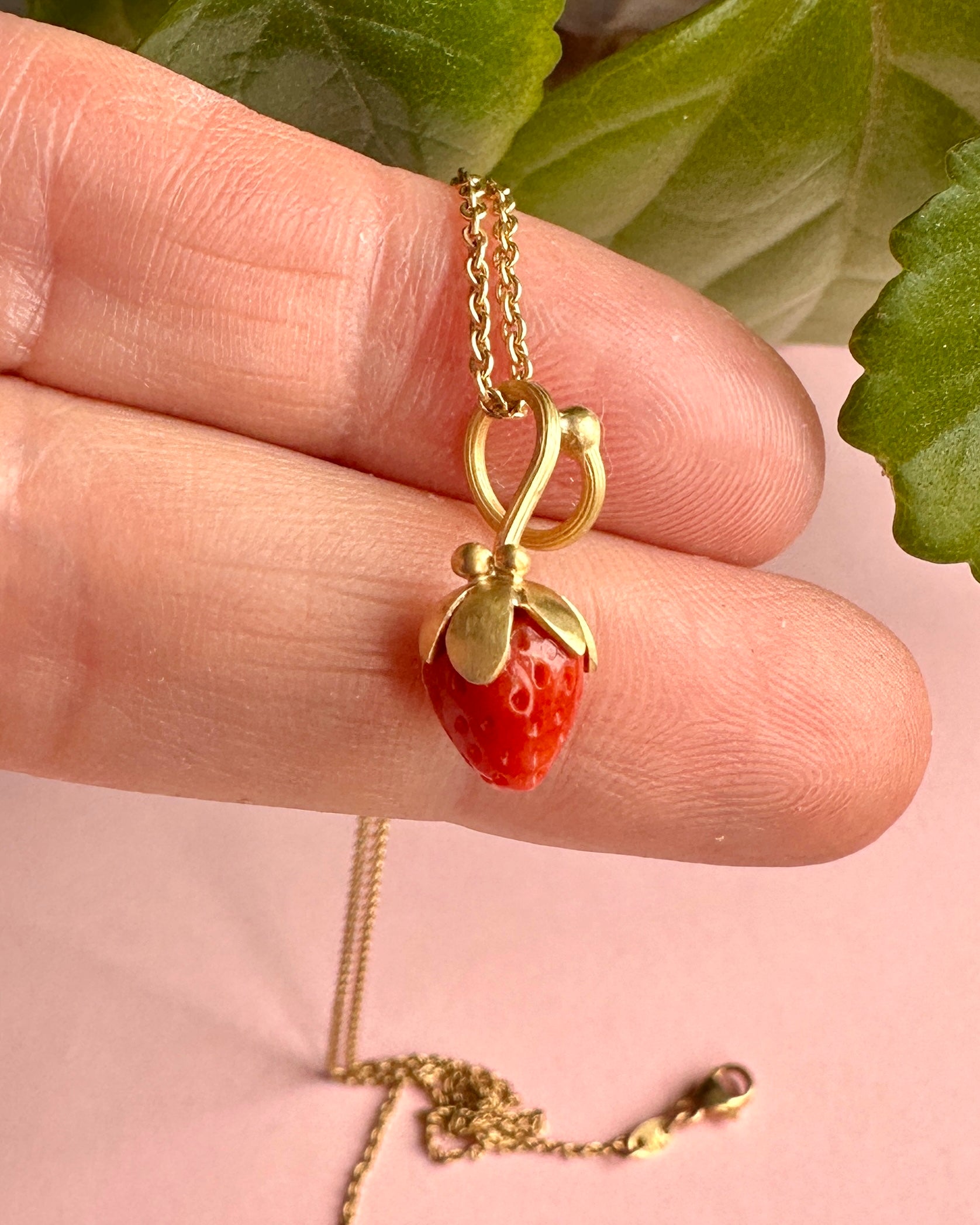 18 kt. No.6 Koral Jordbær & 2 dugdråber af guld