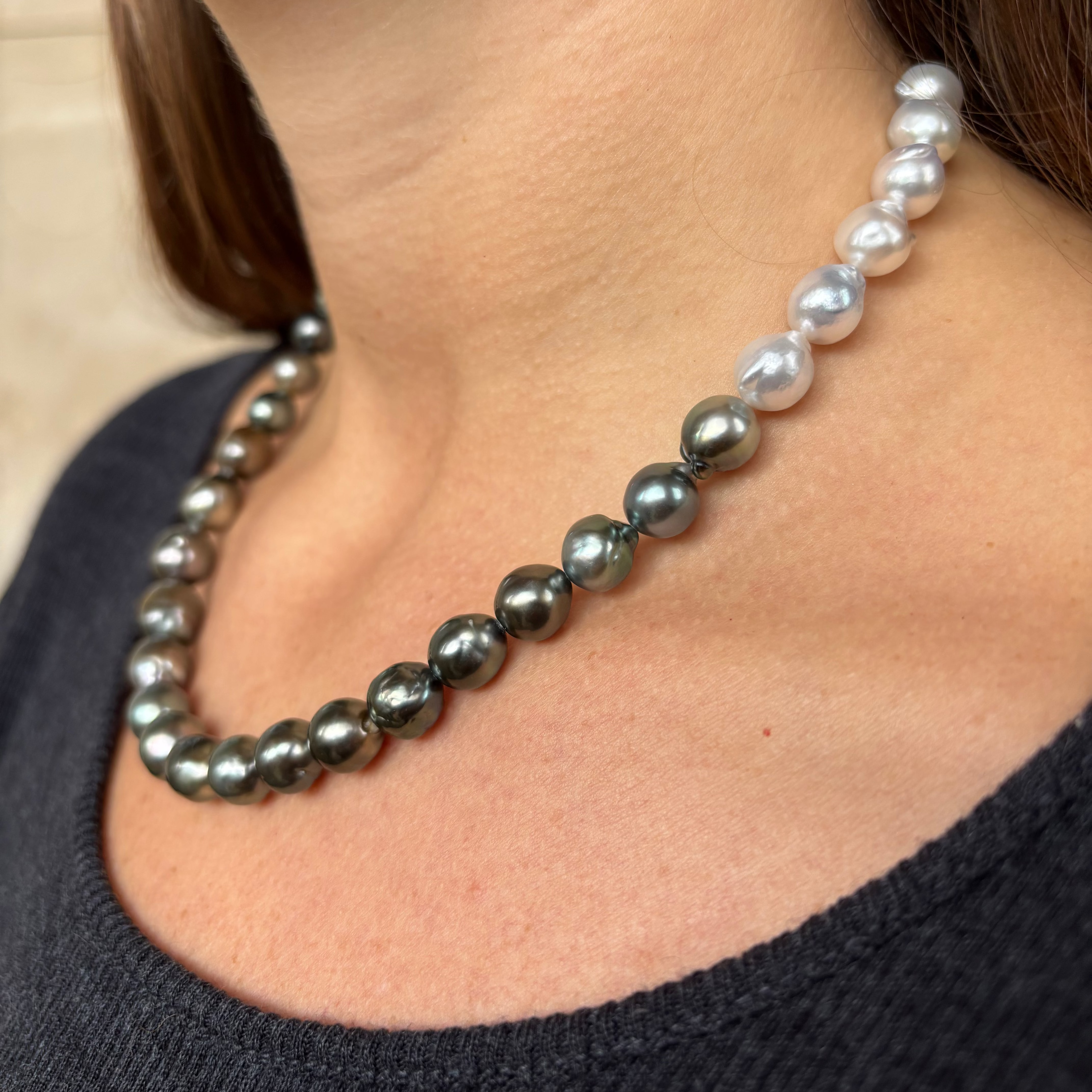 14 kt - Perlekæde med australske og tahiti perler med pærelås. 43 cm