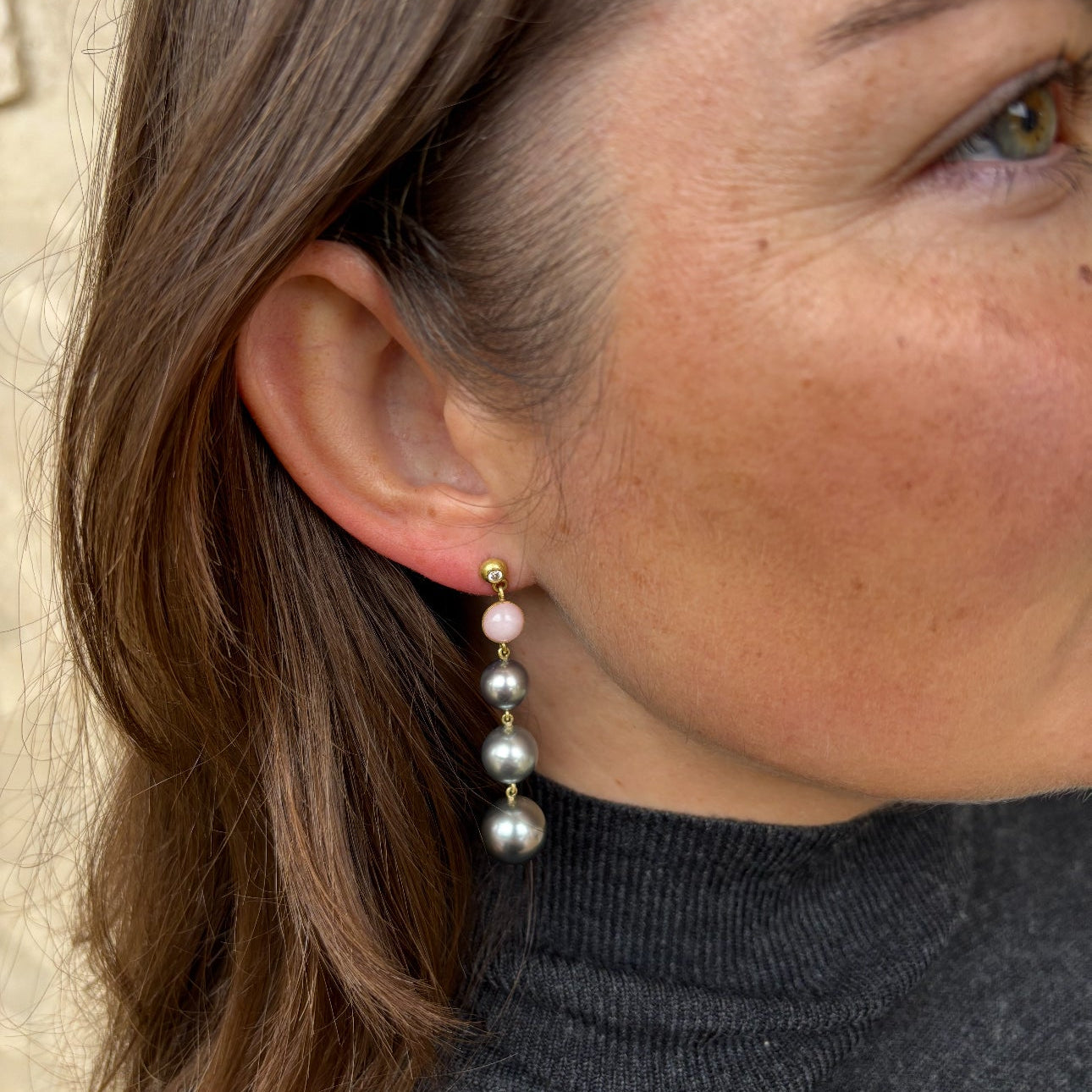 18 kt Ørering med tahiti perle, diamant og lyserød koral.