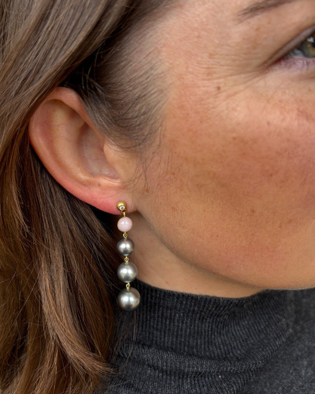 18 kt Ørering med tahiti perle, diamant og lyserød koral.