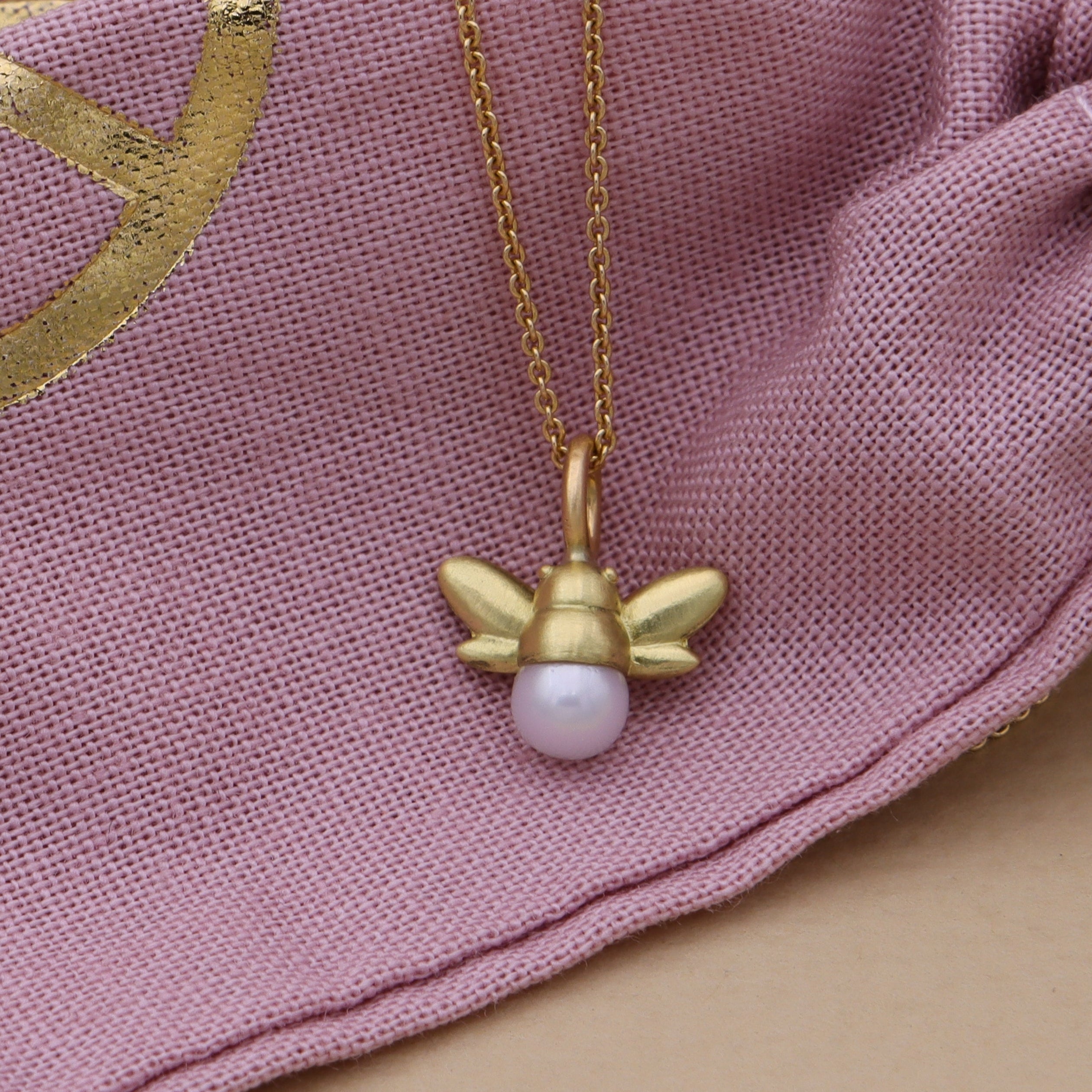 18 kt. Humlebi & perle