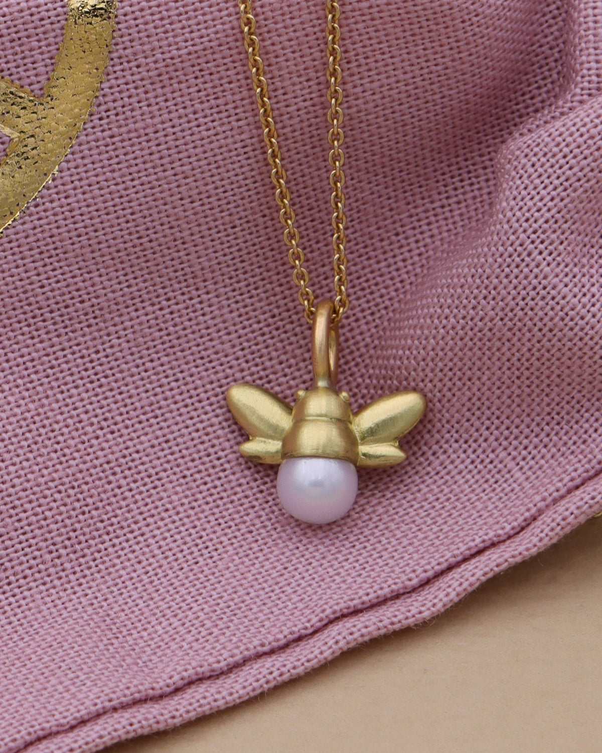 18 kt. Humlebi & perle