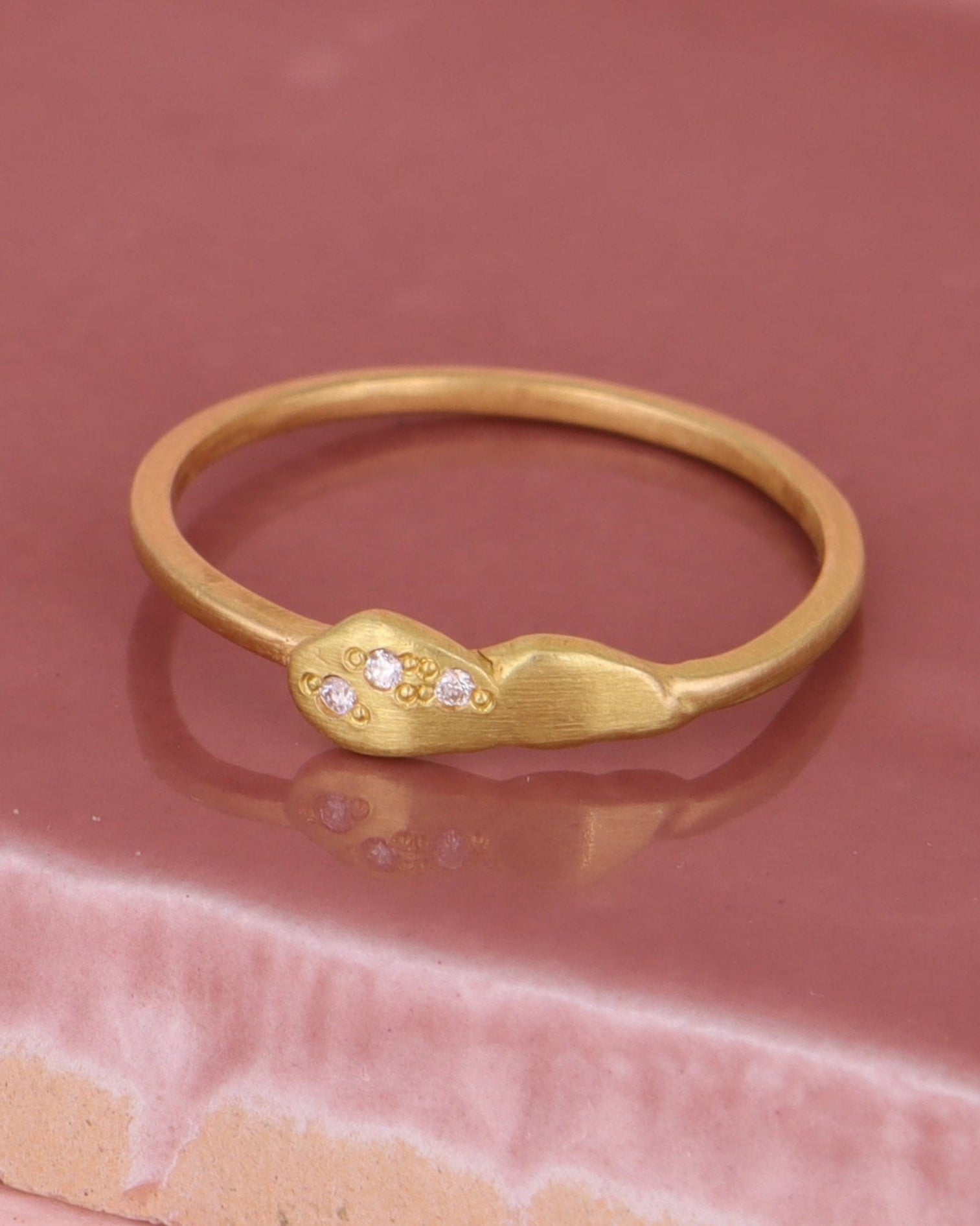 18 kt. guldring. EMBRYON 3 diamanter