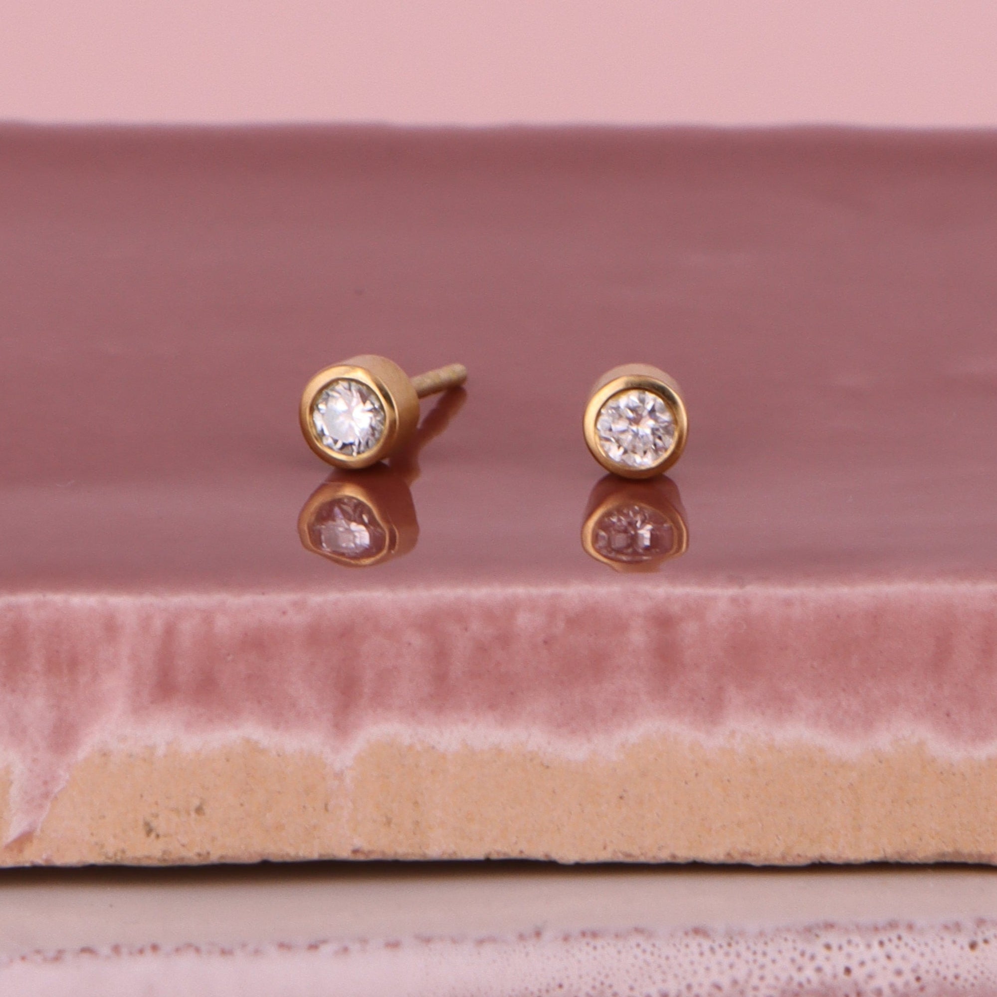 18 kt. - 1. stk. ørestik Guldsmedens diamanter Deluxe 0,10 ct