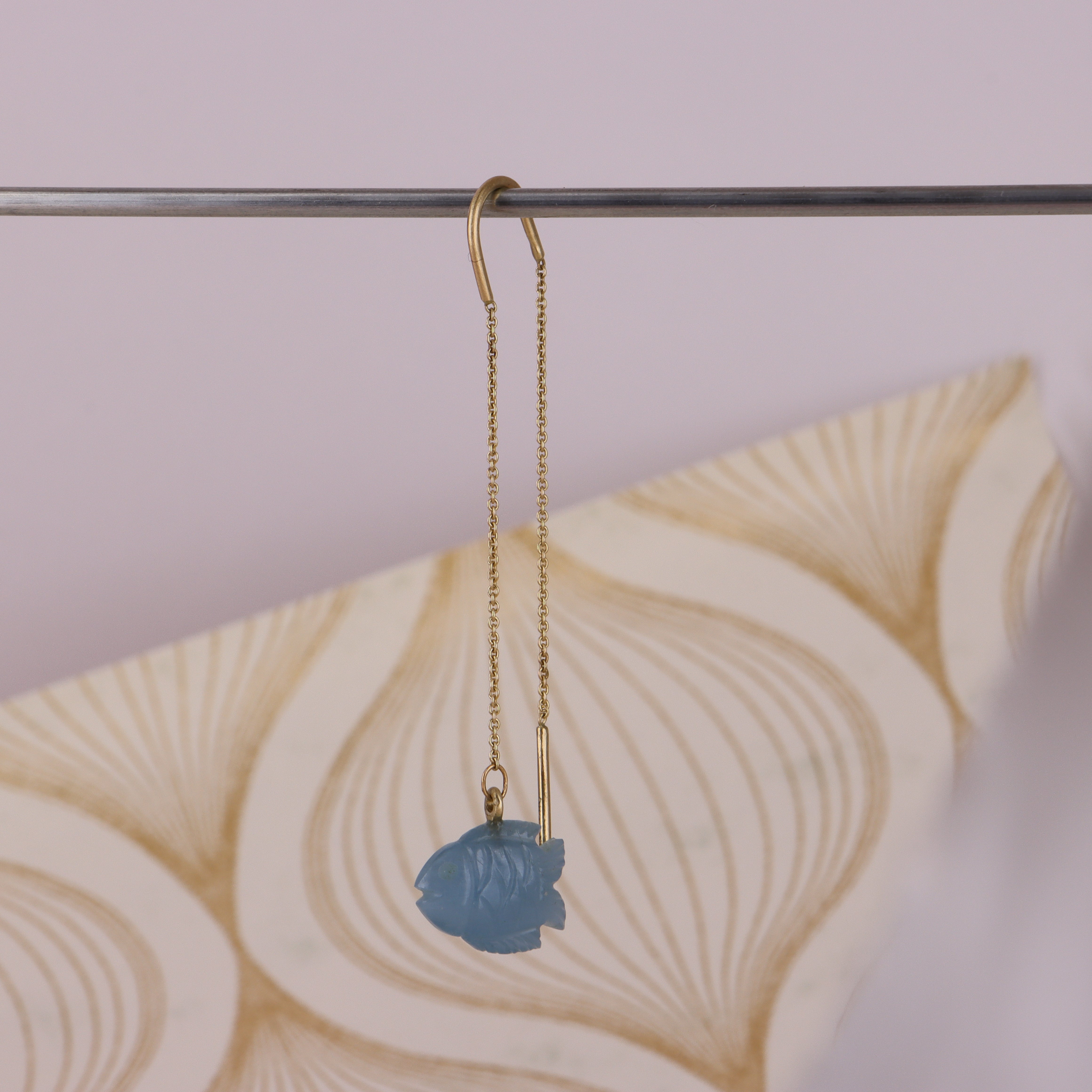 14 kt øreringe. Blå akvarmarin lille fisk på kæde.