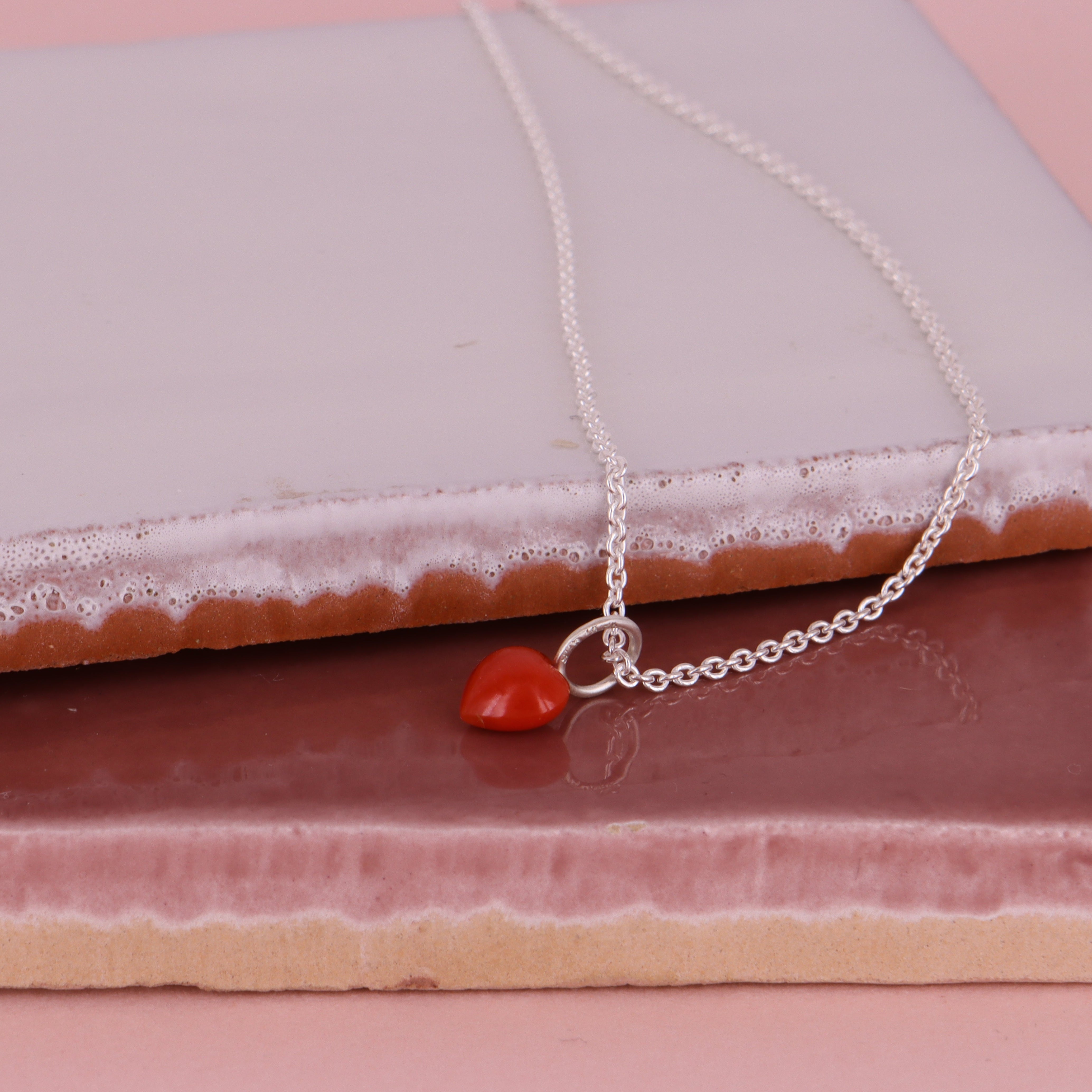 Sølv & rød koralhjerte. Lille