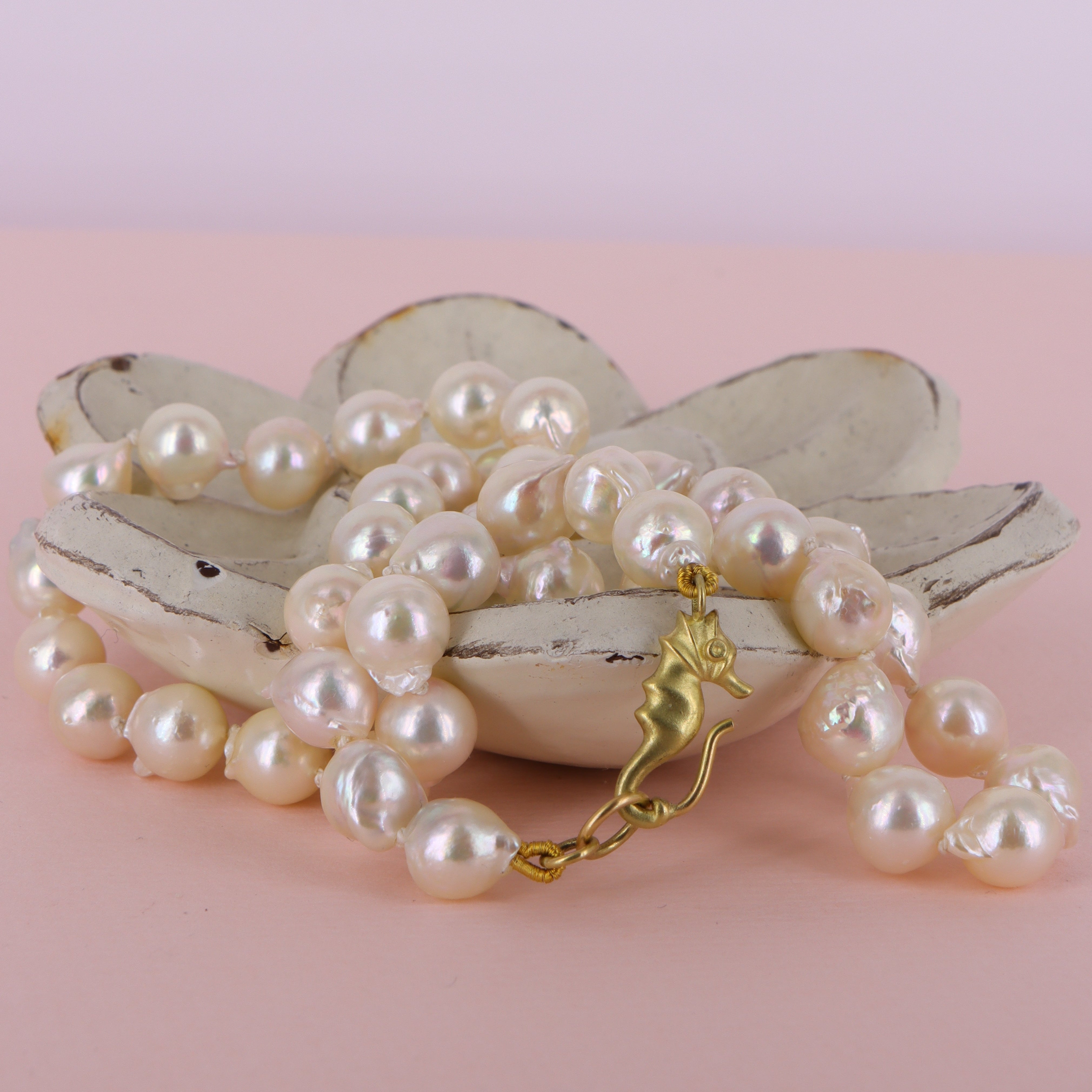 18 kt søhest-lås & hvide barokke kulturperler