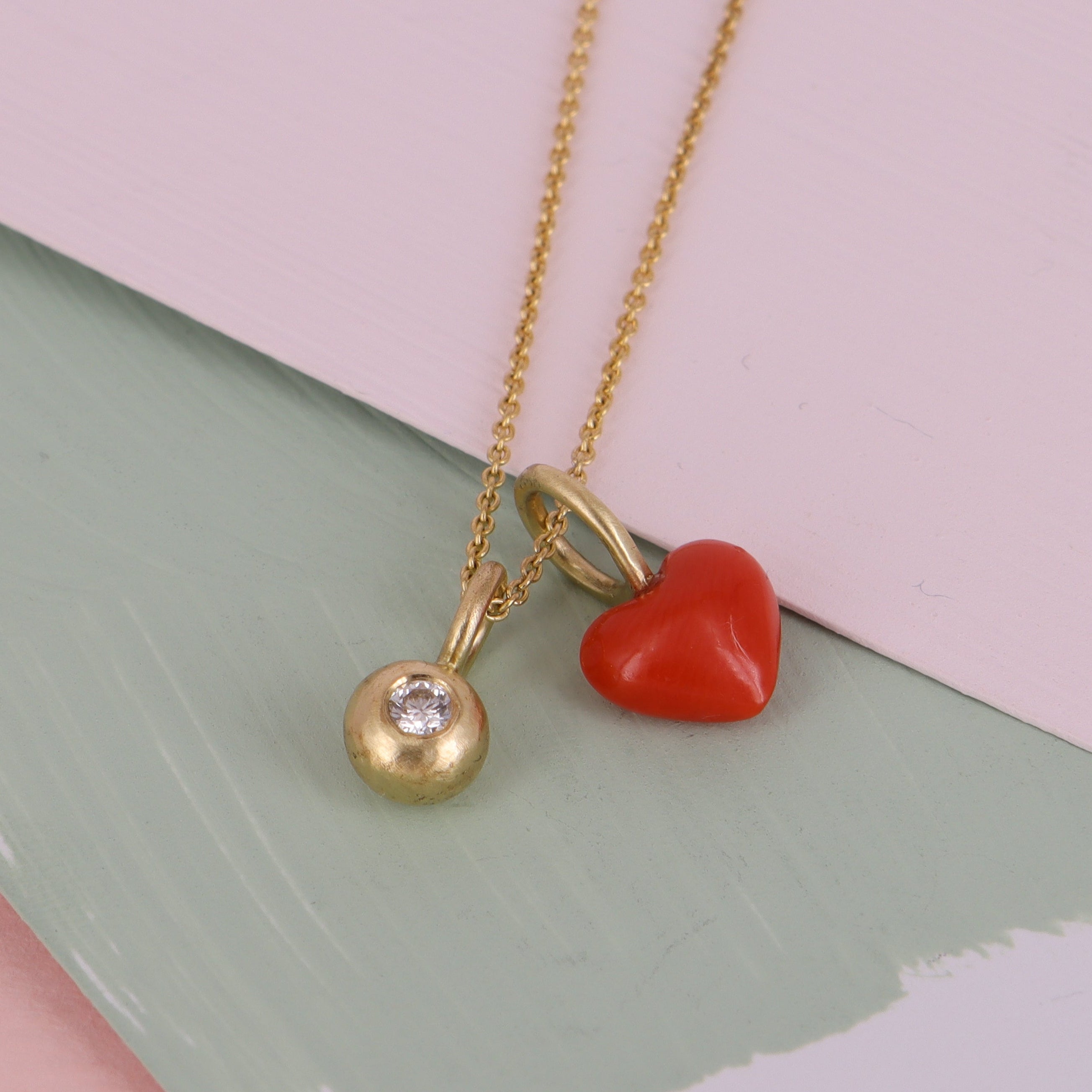 Guld dråbe i 14 karat med diamant.