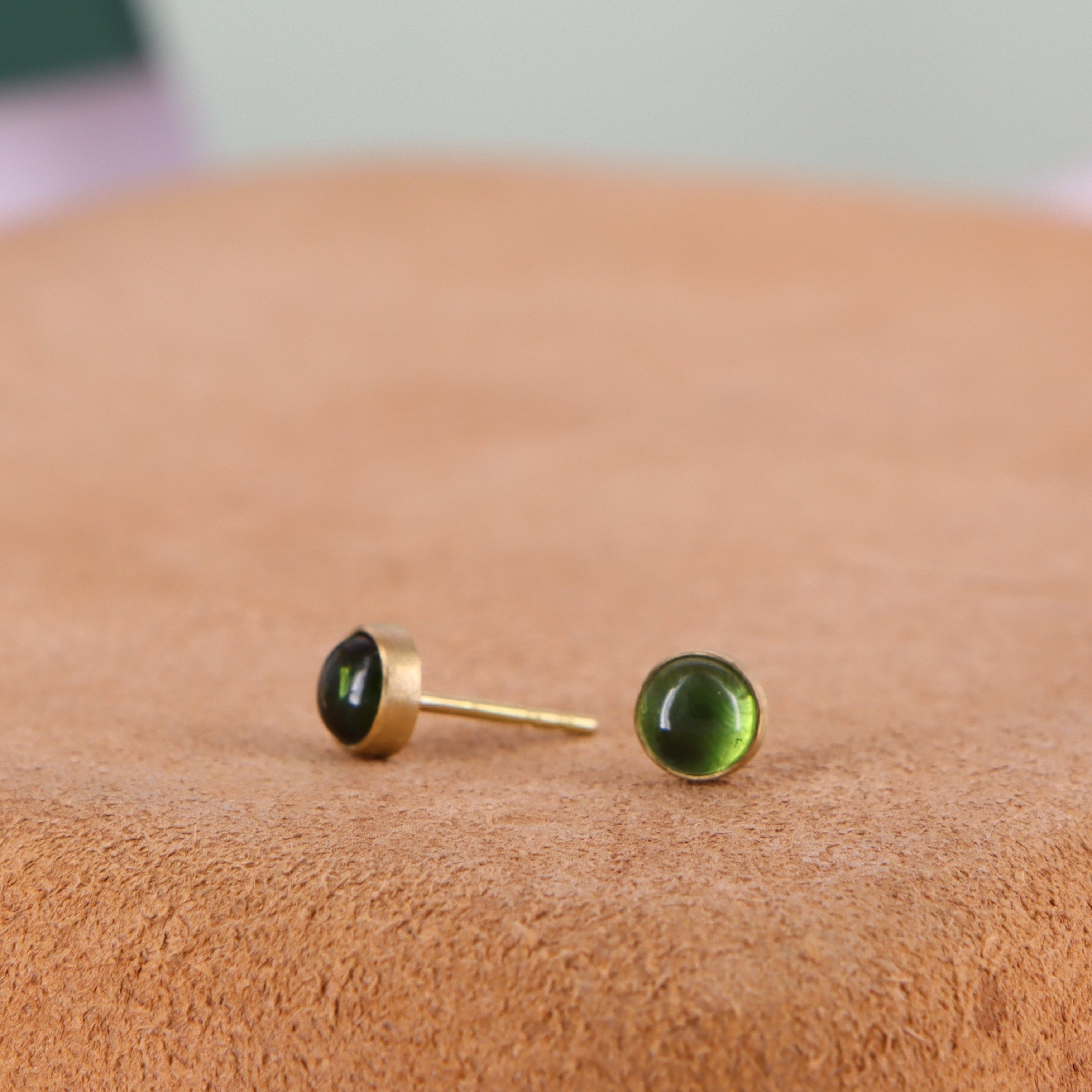 18 kt - Grøn turmalin ørestikker 1 par