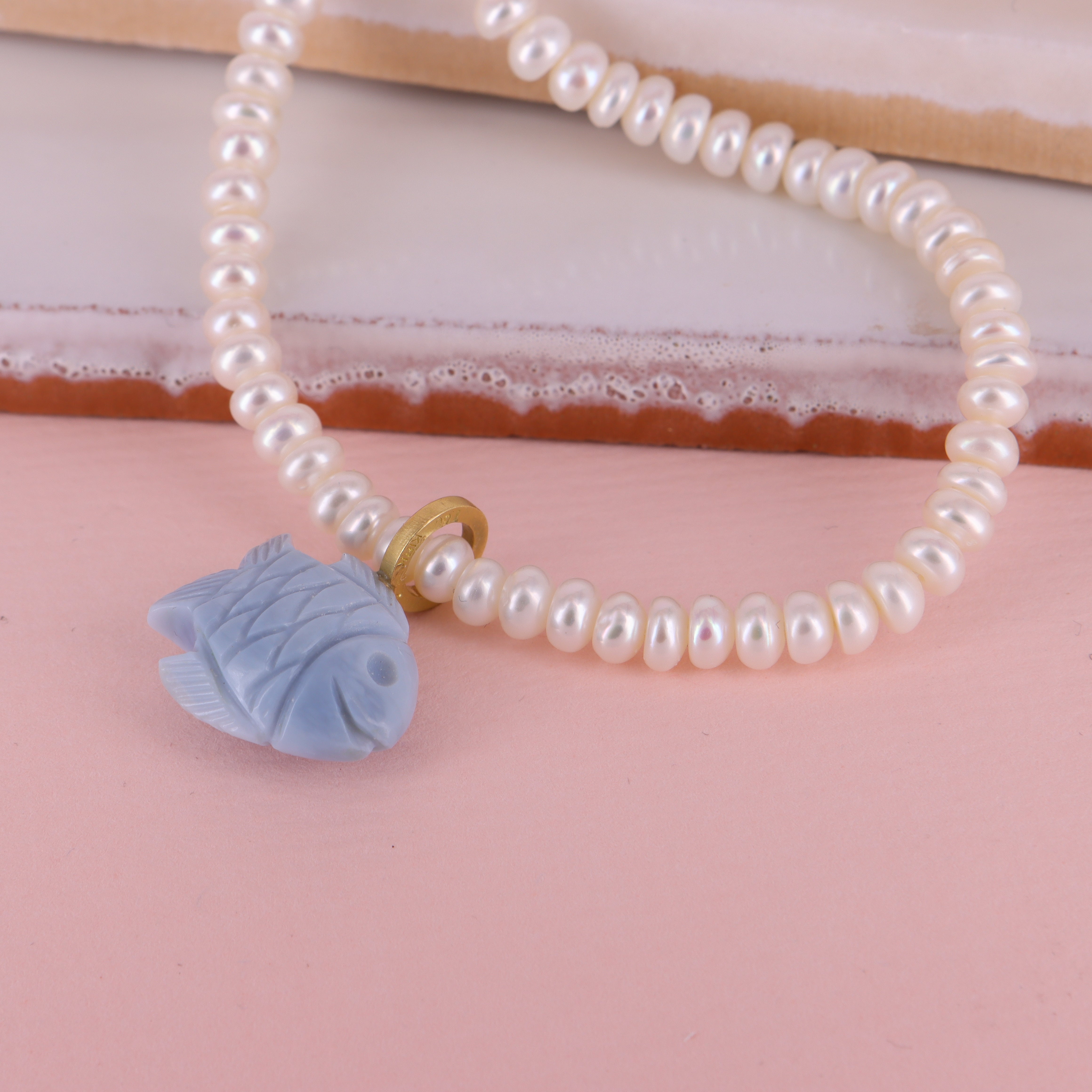 18 kt. No.20 fisk. Blå opal. Stor