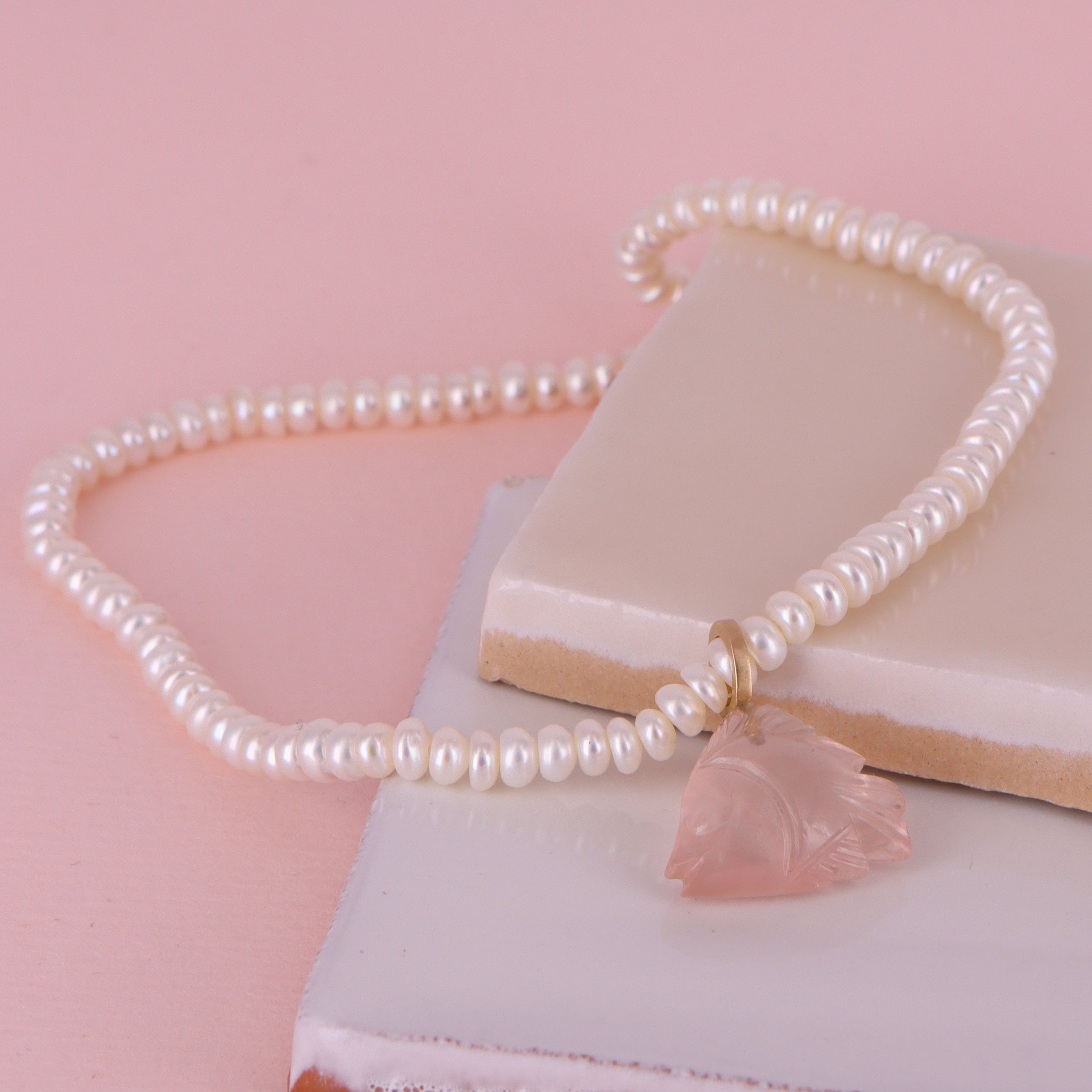 14 kt. No.33 fisk. Transparent rose rosakvarts. X Stor