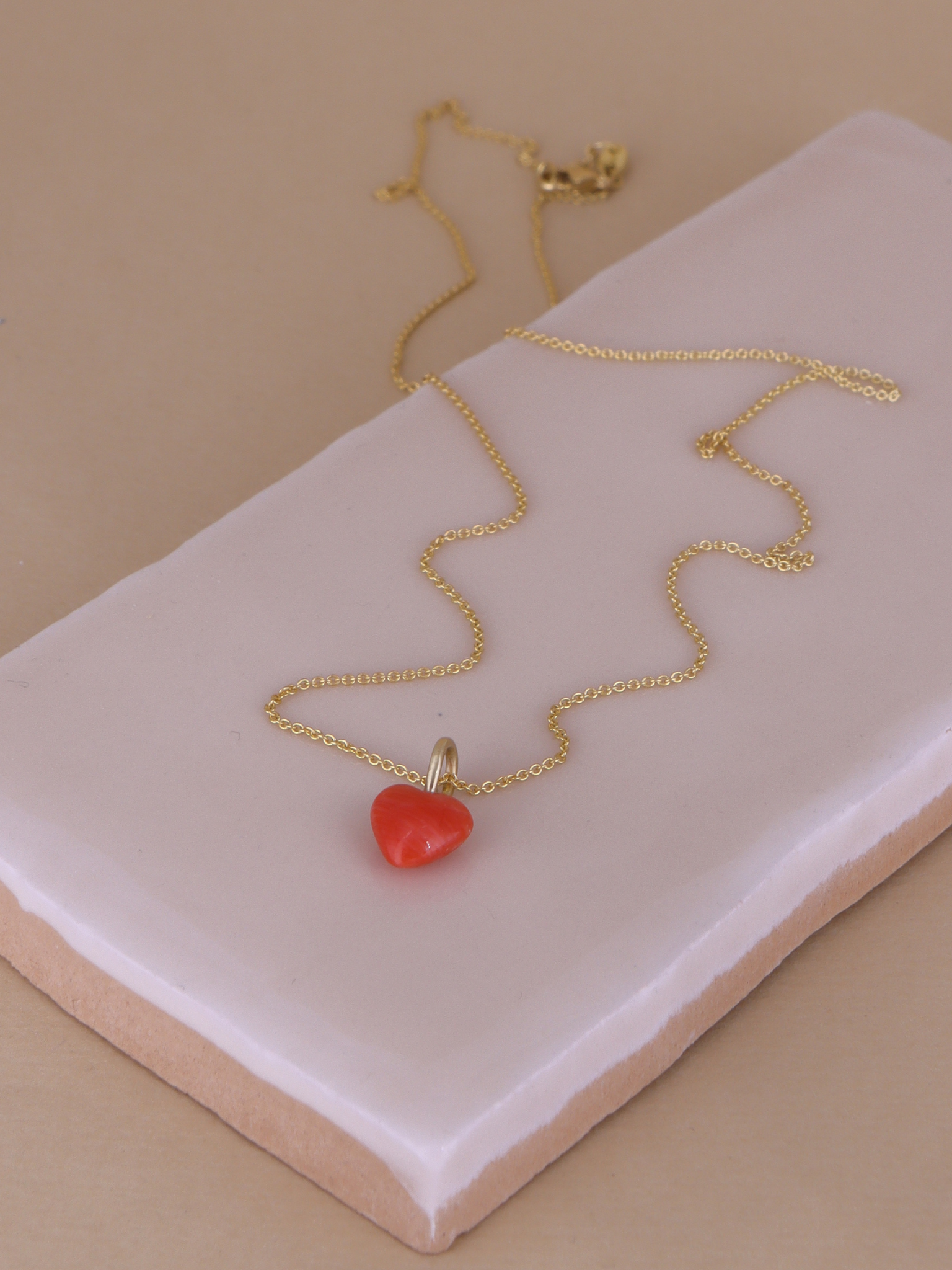 Klassisk naturlig røde/orange koral hjerte & 14 kt ophæng