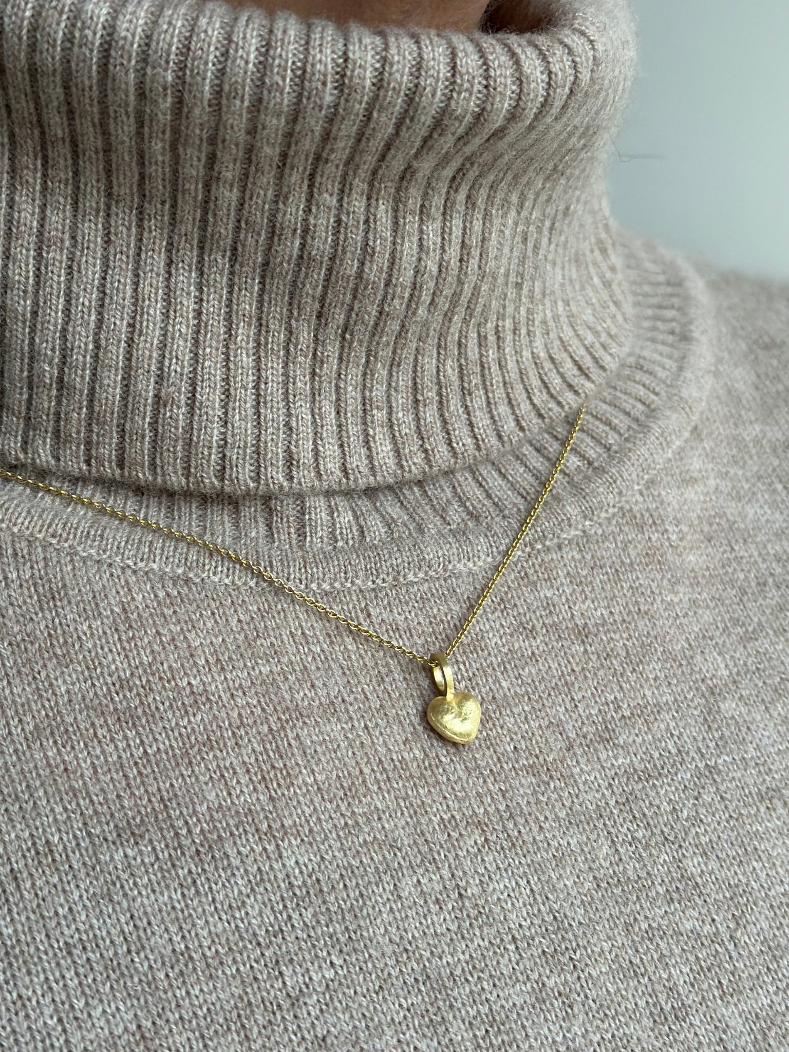 18 kt Unikt håndsmedede guldhjerte. Mellem