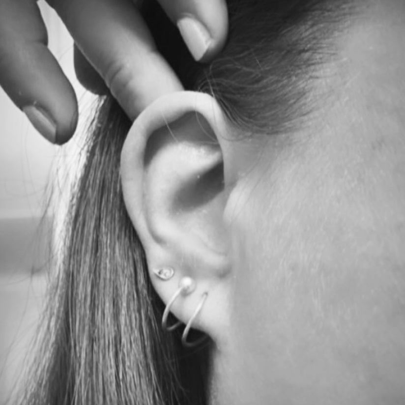 TIL 1 HUL I ØRET • TWIST SØLV med perle • 1 Par