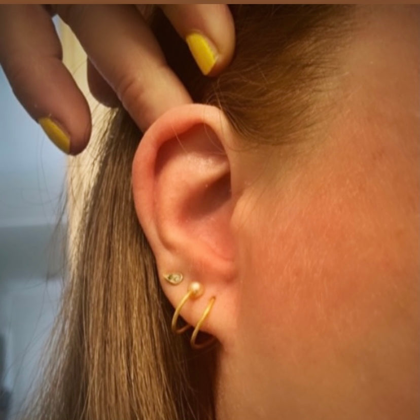 TIL 1 HUL I ØRET • TWIST FORGYLDT med perle • 1 Par