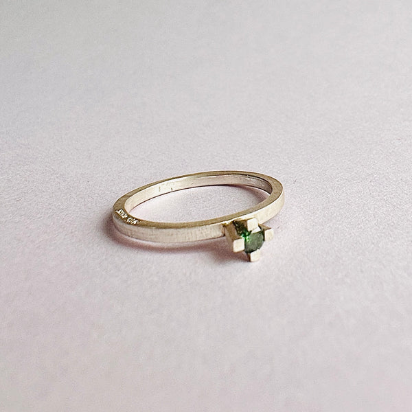 Palette ring med grøn diamant.