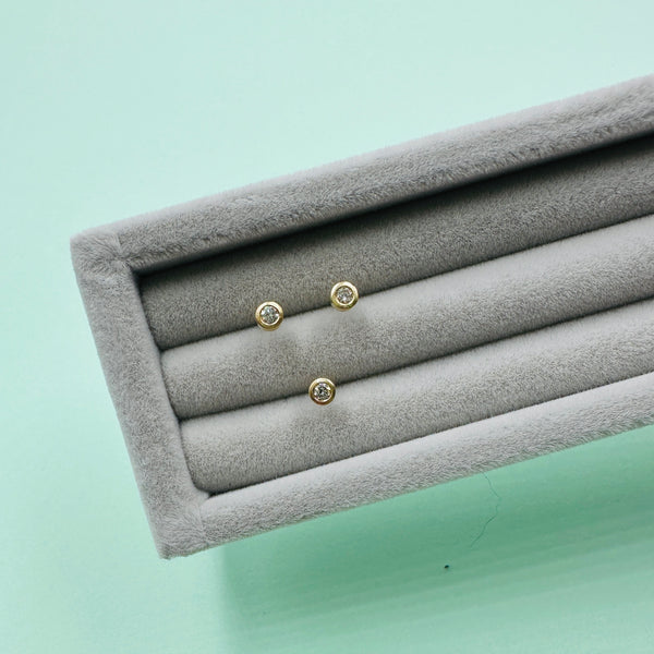 18 kt. Dot 0,02 ct.