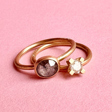 Indlæs billede til gallerivisning 18 kt. guldring. Salt &amp; peber diamant.

