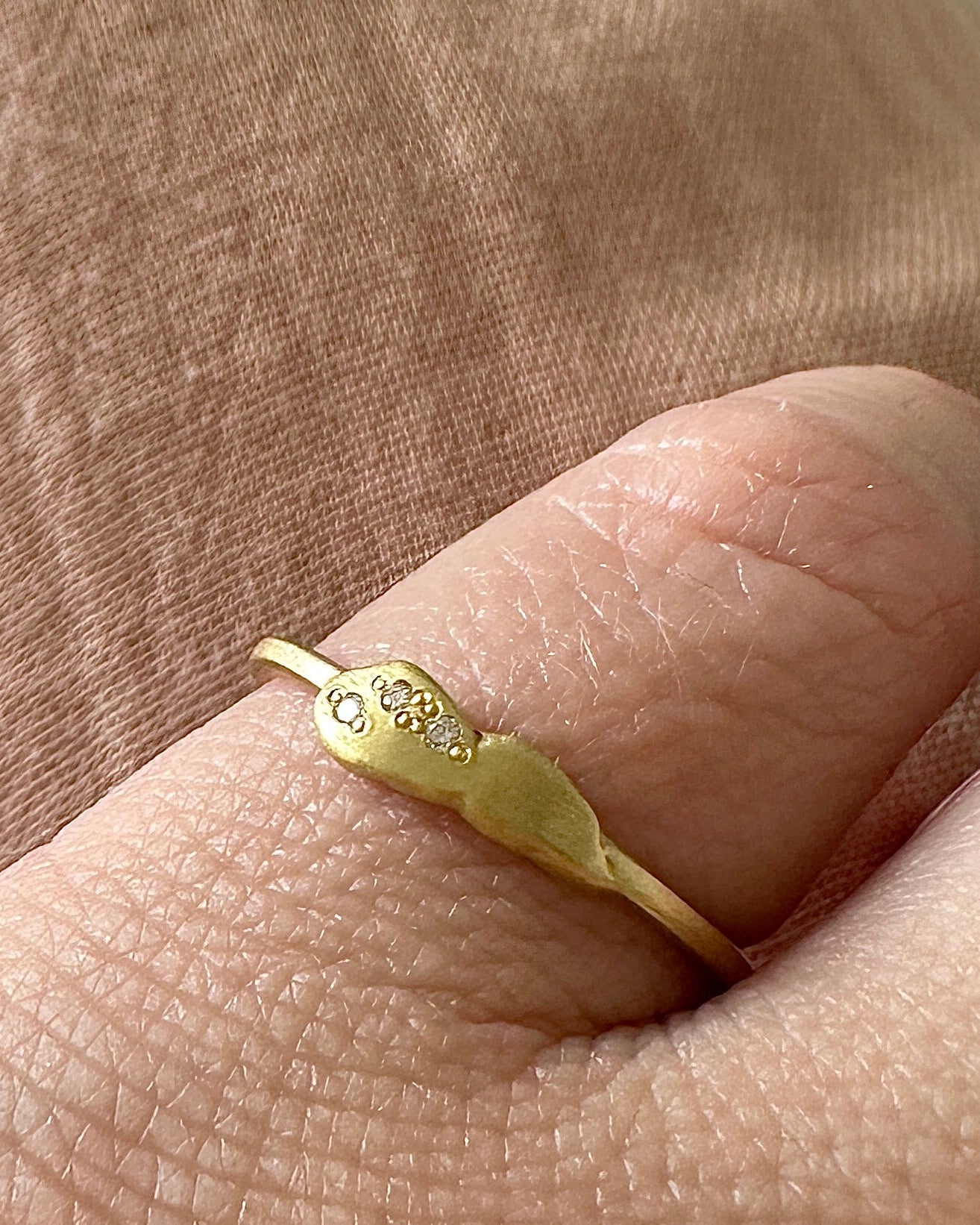 18 kt. guldring. EMBRYON 3 diamanter