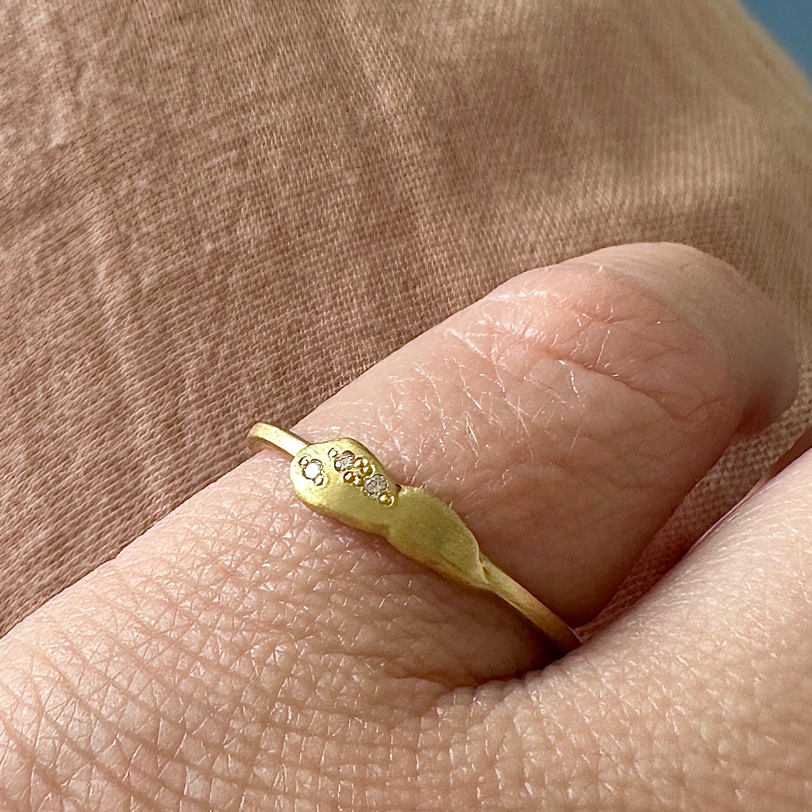 18 kt. guldring. EMBRYON 3 diamanter