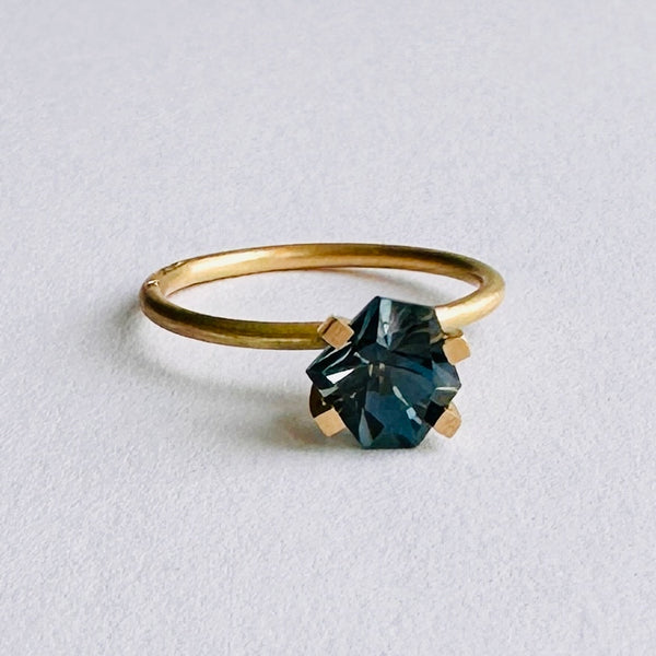 Palette ring med kantet blå Turmalin. Massiv 18 karat guld.