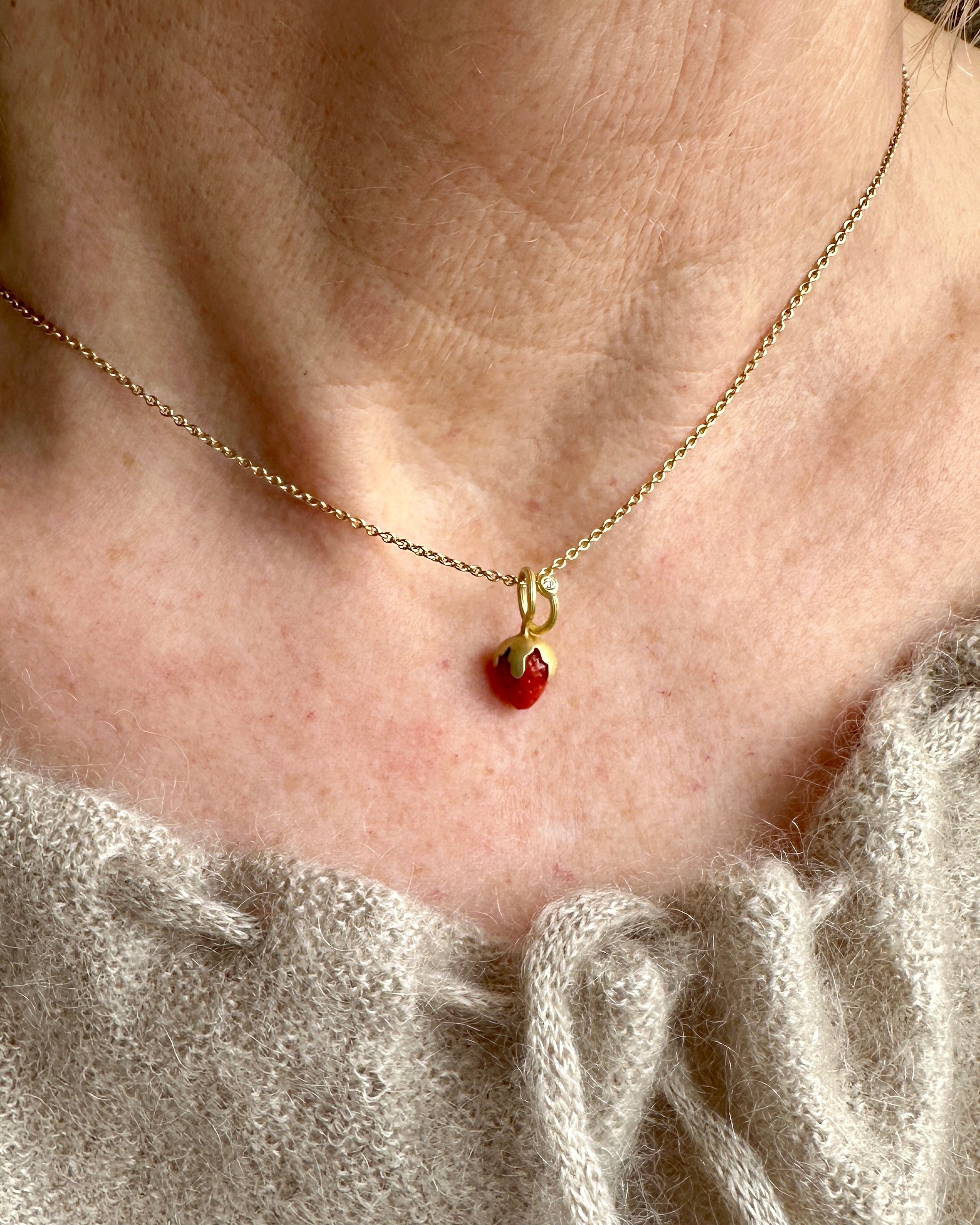 18 kt. No.3 Koral Jordbær & hvid diamant 0,02 ct