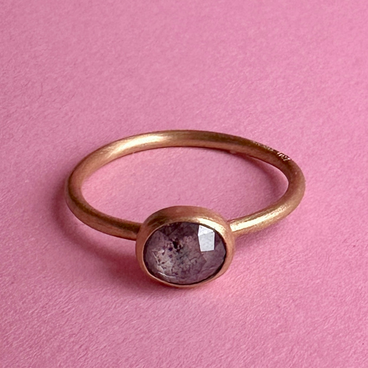 18 kt. guldring. Salt & peber diamant.