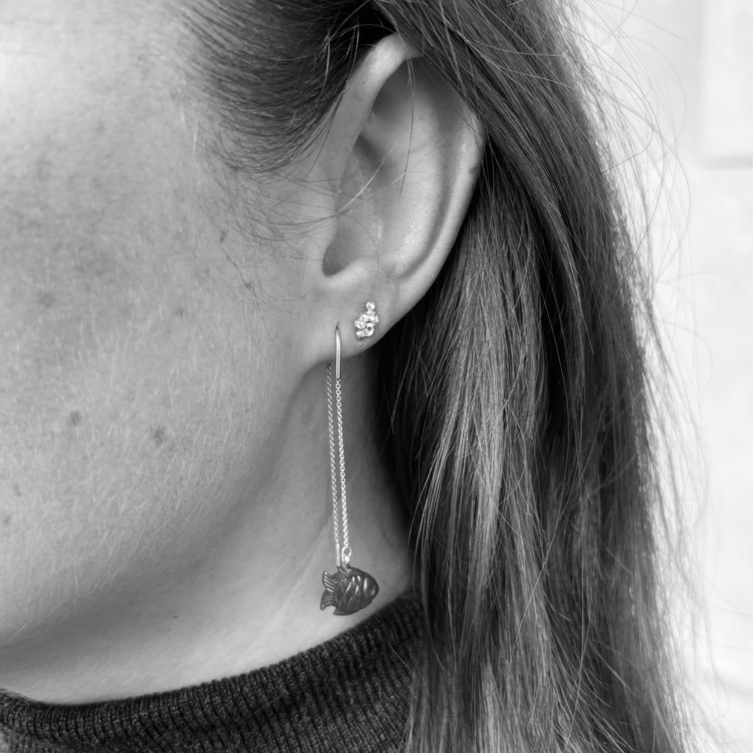 14 kt øreringe. Blå akvarmarin lille fisk på kæde.