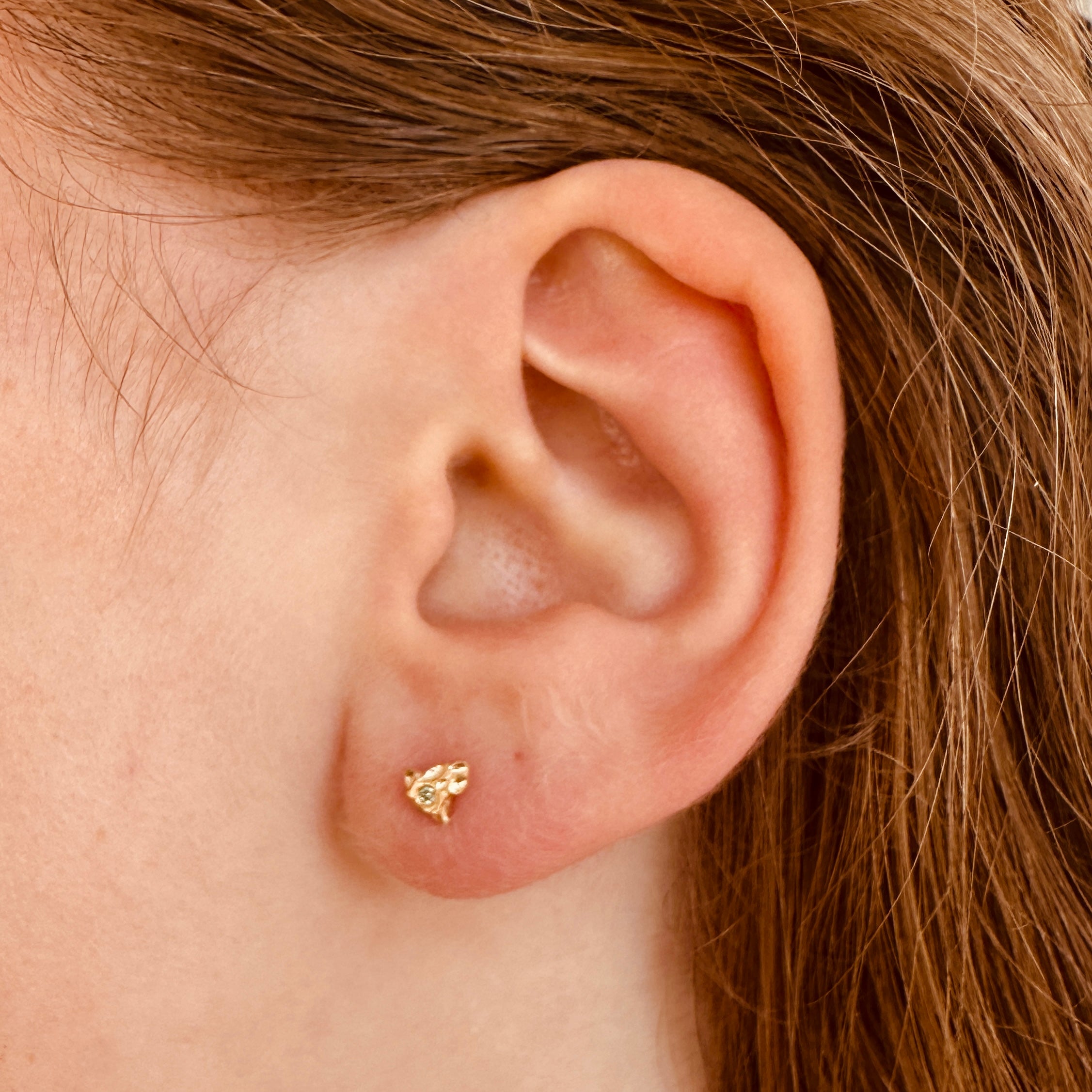 18 kt. guld ørestik FALL NO.1 Lime Grøn diamant.