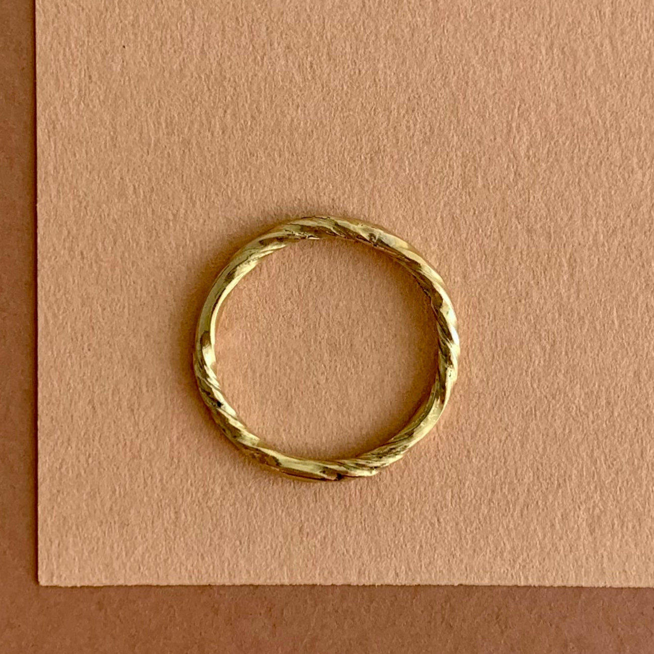 18 kt. guldring snoet.