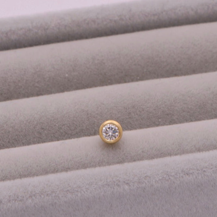 18 kt. Dot 0,10 ct.
