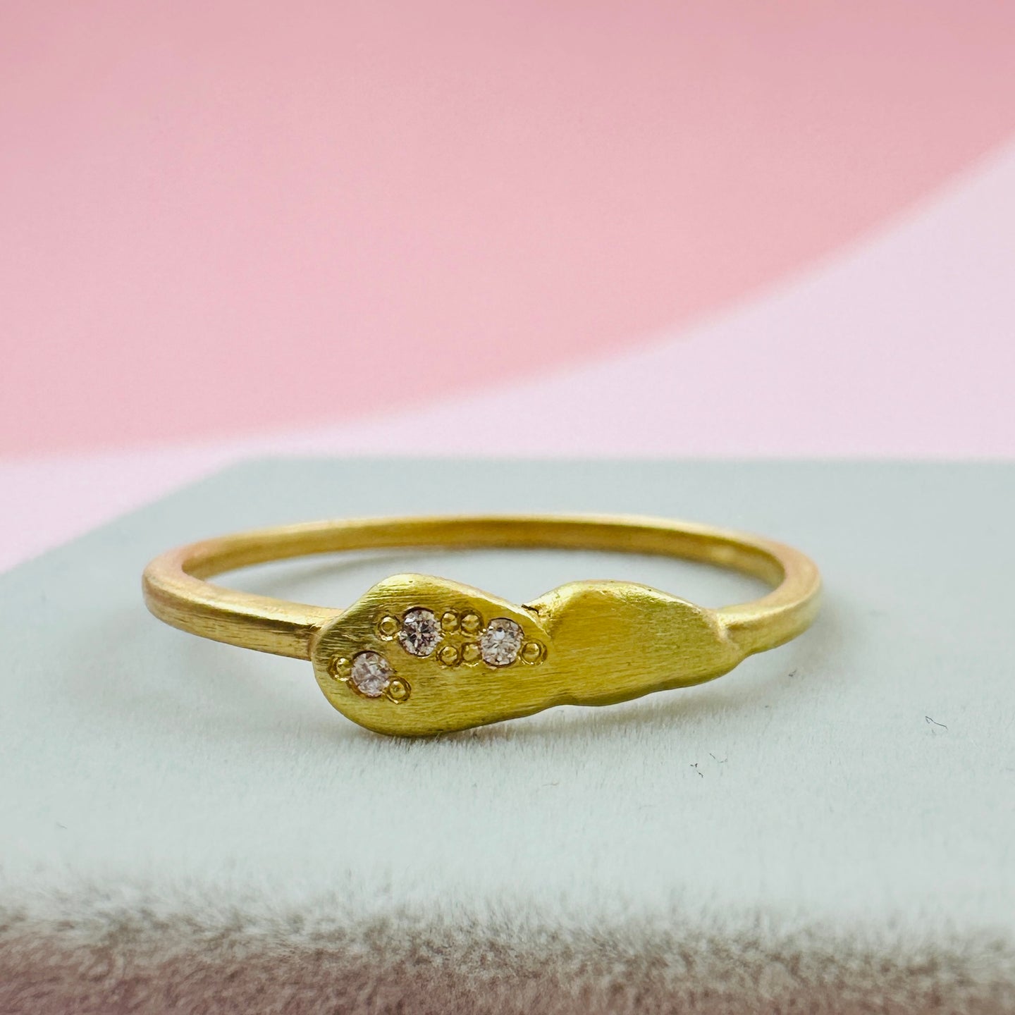 18 kt. guldring. EMBRYON 3 diamanter
