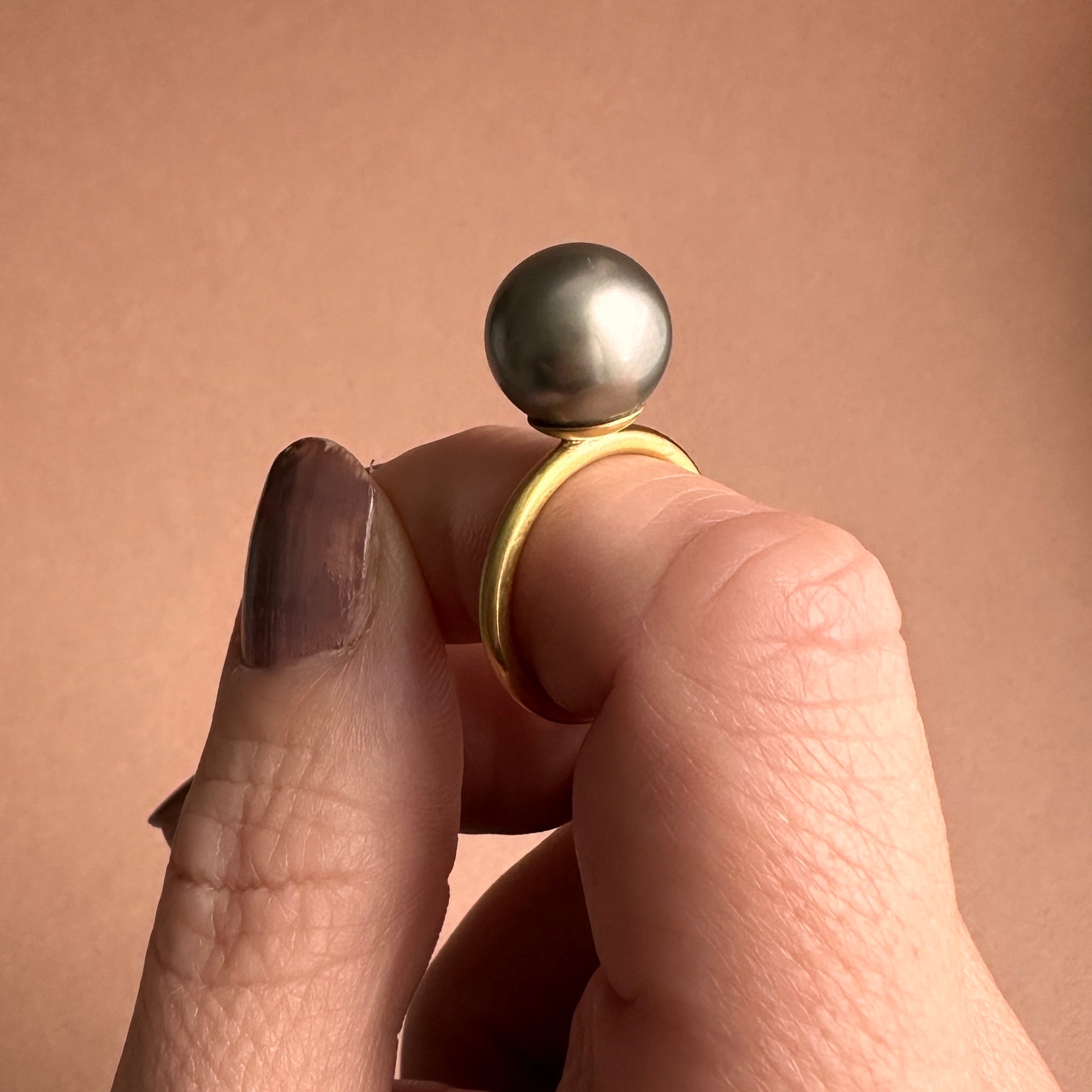 18 kt guldring med Tahiti perle