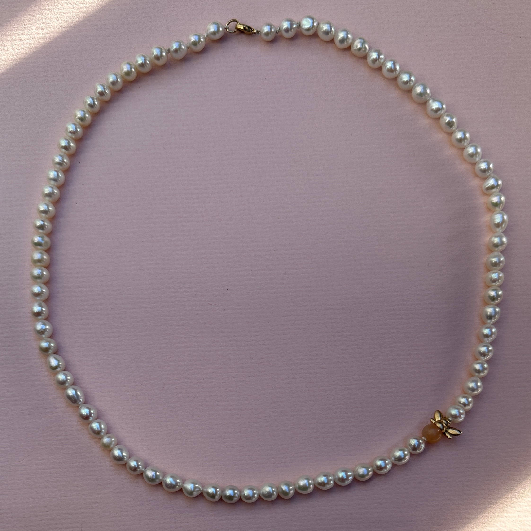 14 kt No.8 Humlebi & Ferskvandsperlekæde – 45 cm