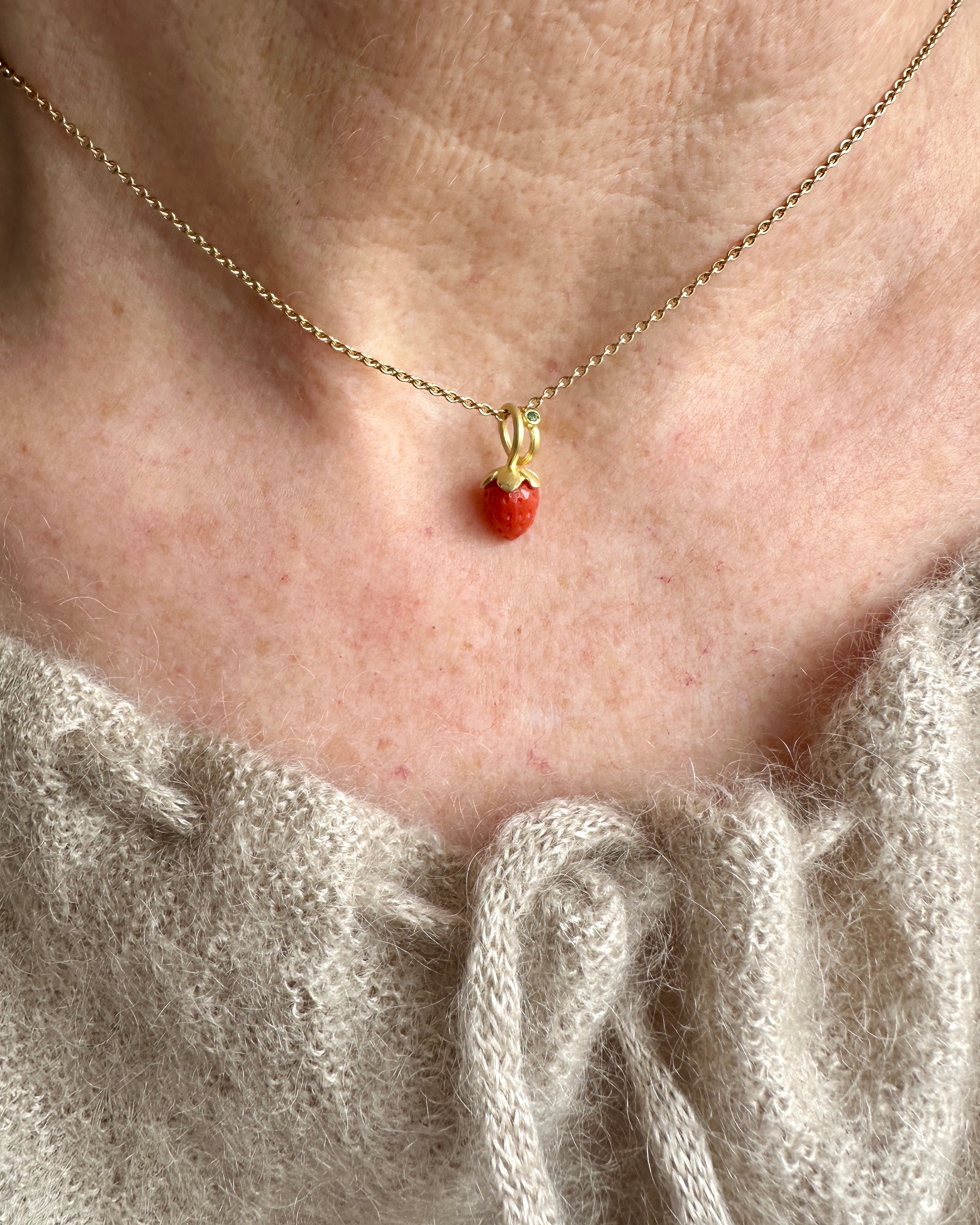 18 kt. No.1 Koral Jordbær & grøn diamant 0,01 ct