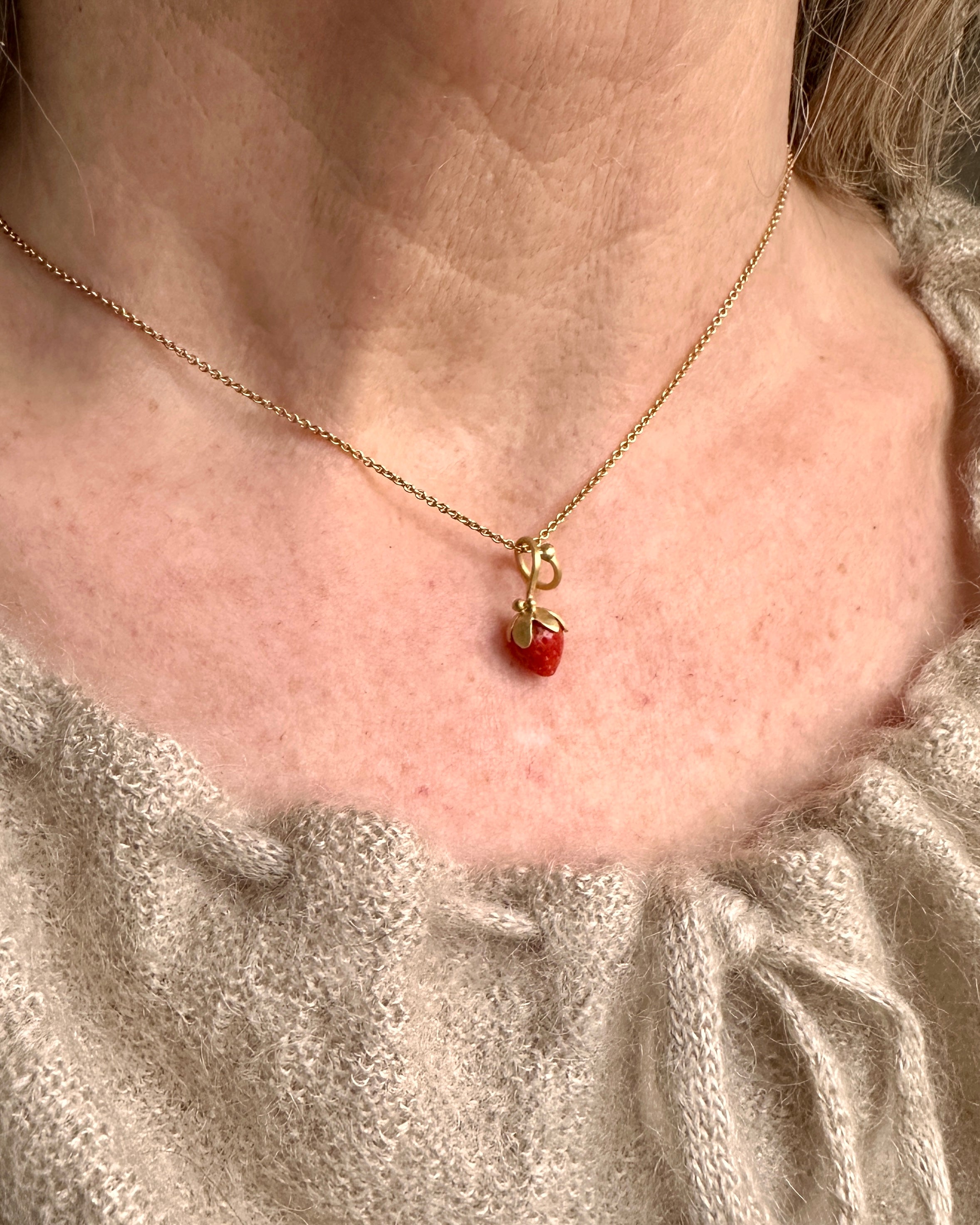 18 kt. No.6 Koral Jordbær & 2 dugdråber af guld