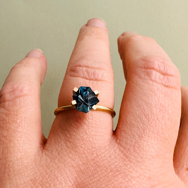 Palette ring med kantet blå Turmalin. Massiv 18 karat guld.